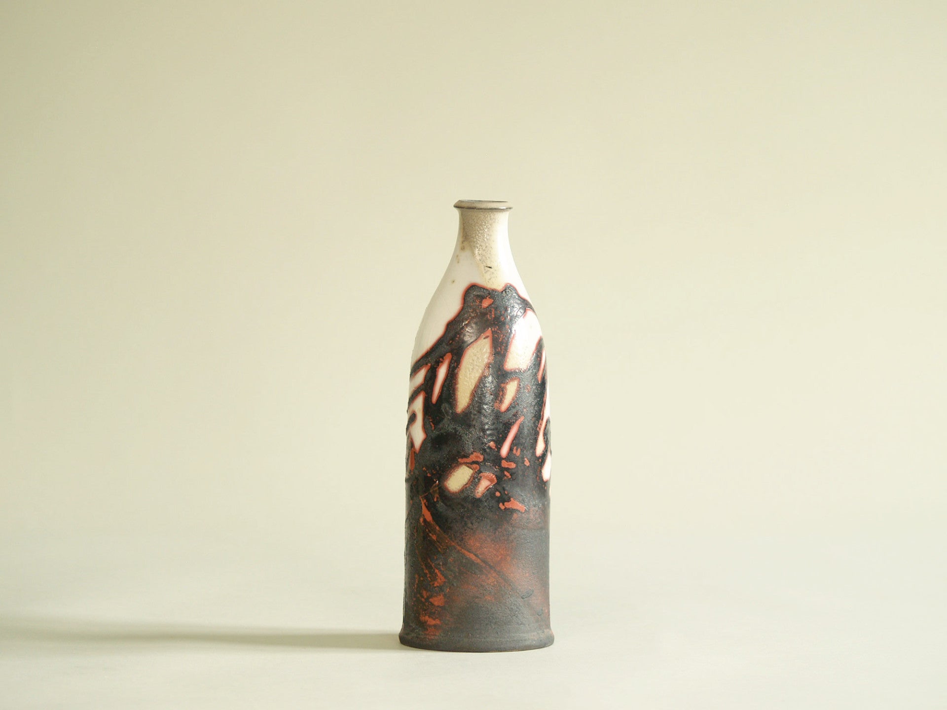 Vase‑bouteille d'Olivier Roy, France (vers 1986)..Vase by Olivier Roy, France (ca. 1986)
