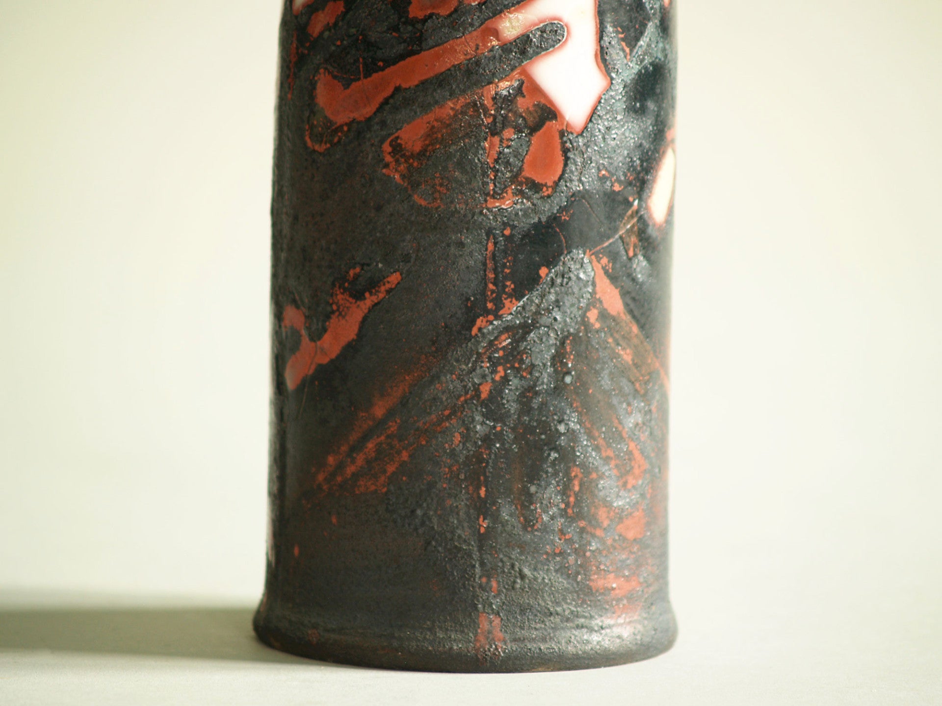 Vase‑bouteille d'Olivier Roy, France (vers 1986)..Vase by Olivier Roy, France (ca. 1986)