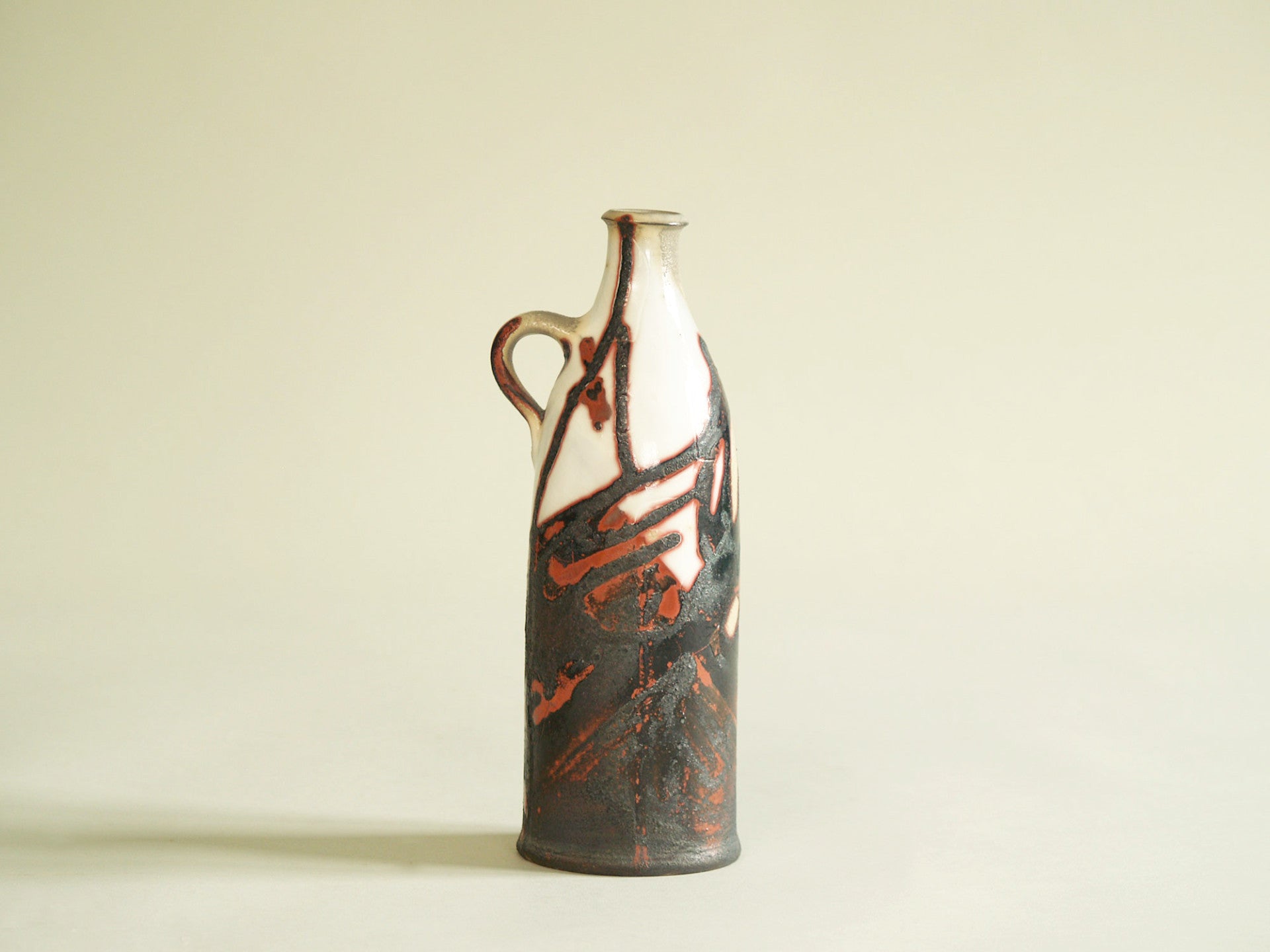 Vase‑bouteille d'Olivier Roy, France (vers 1986)..Vase by Olivier Roy, France (ca. 1986)