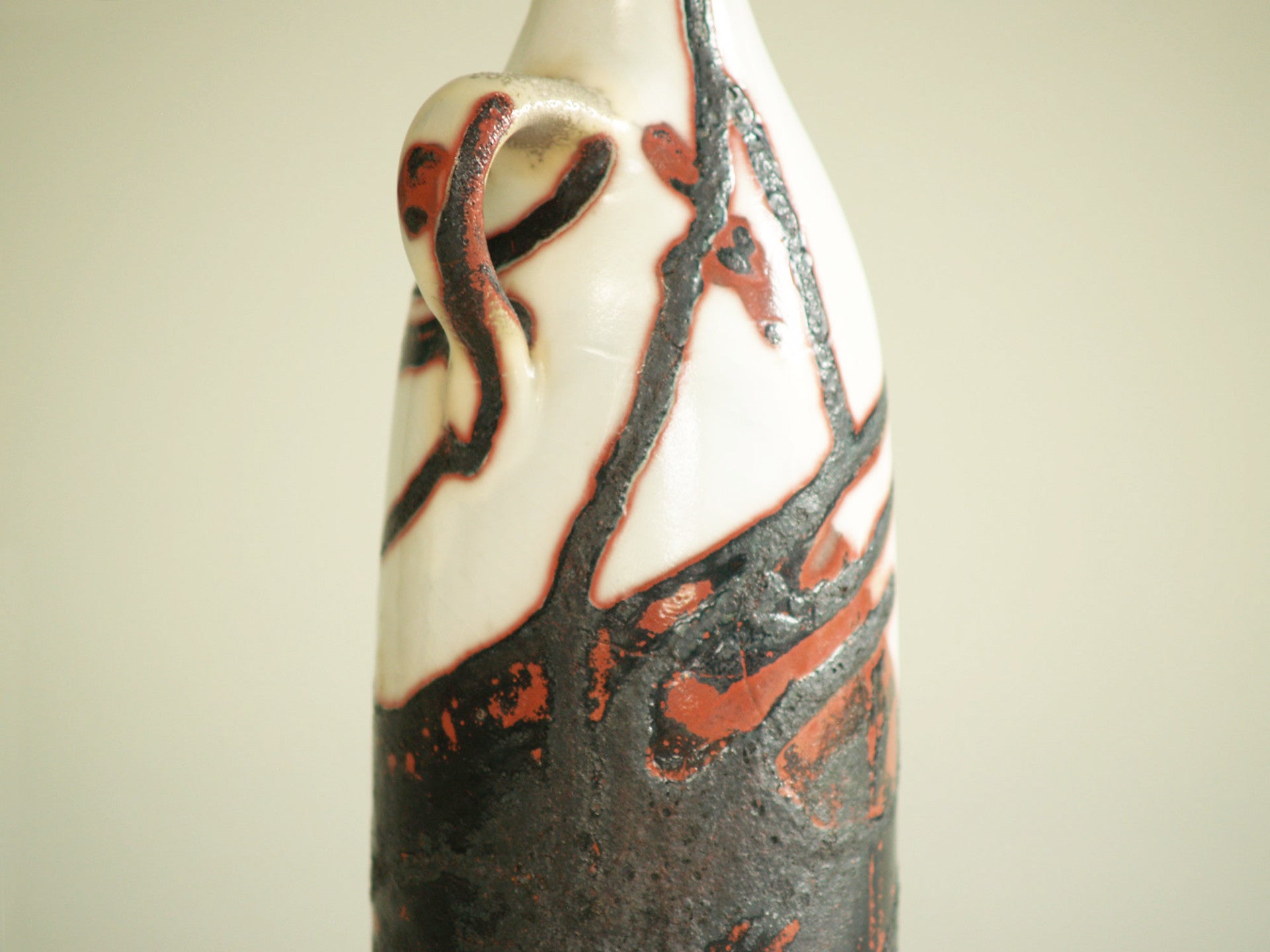 Vase‑bouteille d'Olivier Roy, France (vers 1986)..Vase by Olivier Roy, France (ca. 1986)