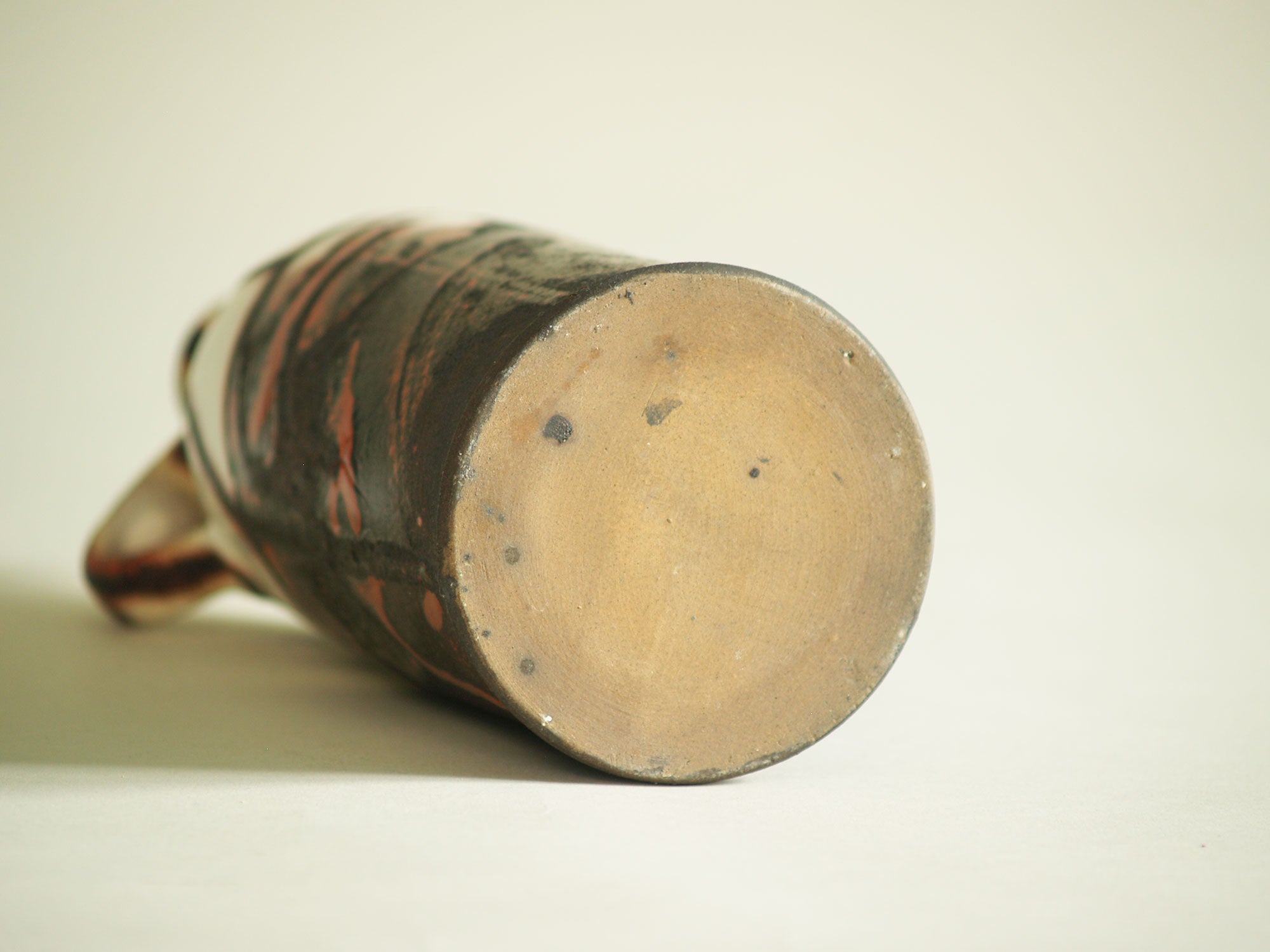 Vase‑bouteille d'Olivier Roy, France (vers 1986)..Vase by Olivier Roy, France (ca. 1986)