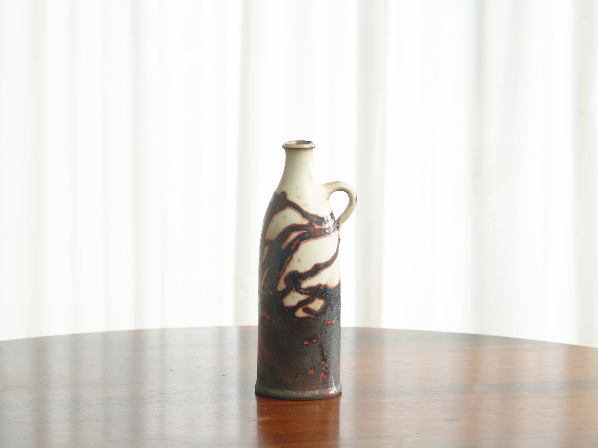 Vase‑bouteille d'Olivier Roy, France (vers 1986)..Vase by Olivier Roy, France (ca. 1986)