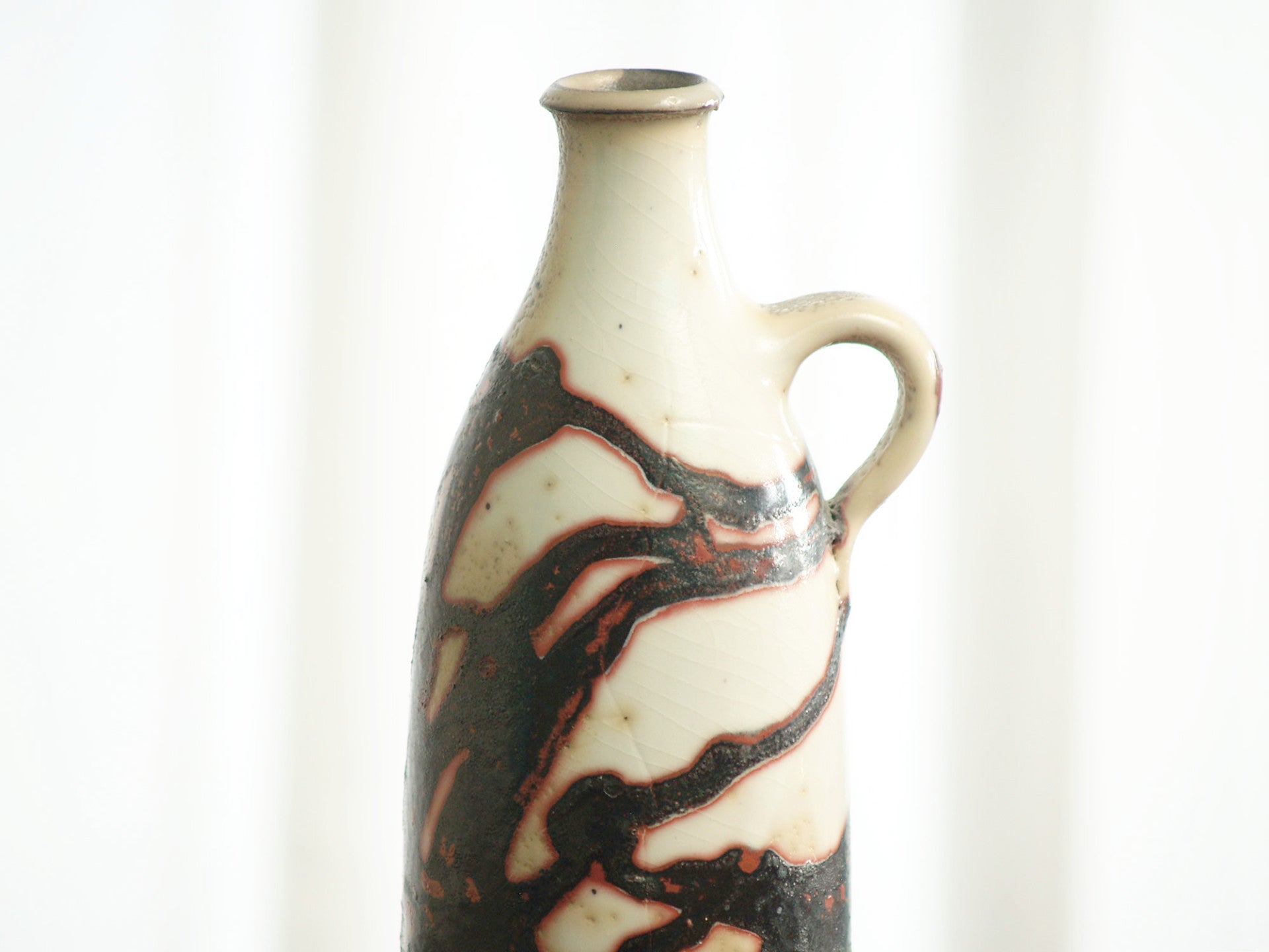 Vase‑bouteille d'Olivier Roy, France (vers 1986)..Vase by Olivier Roy, France (ca. 1986)