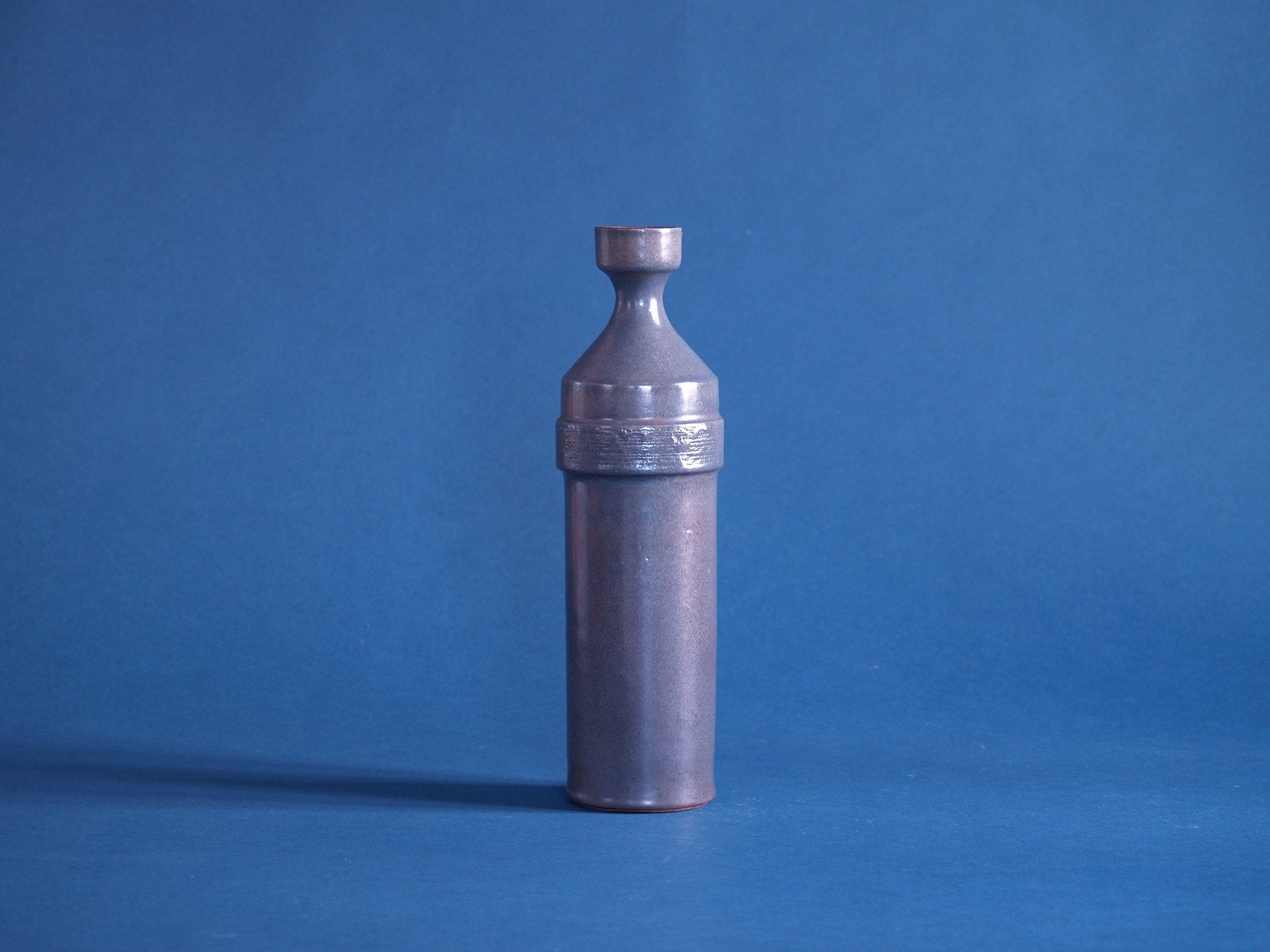 Vase bouteille de Rogier Vandeweghe pour Amphora, Belgique (vers 1961)..Bottleshaped Vase by Rogier Vandeweghe for Amphora, Belgium (circa 1961)