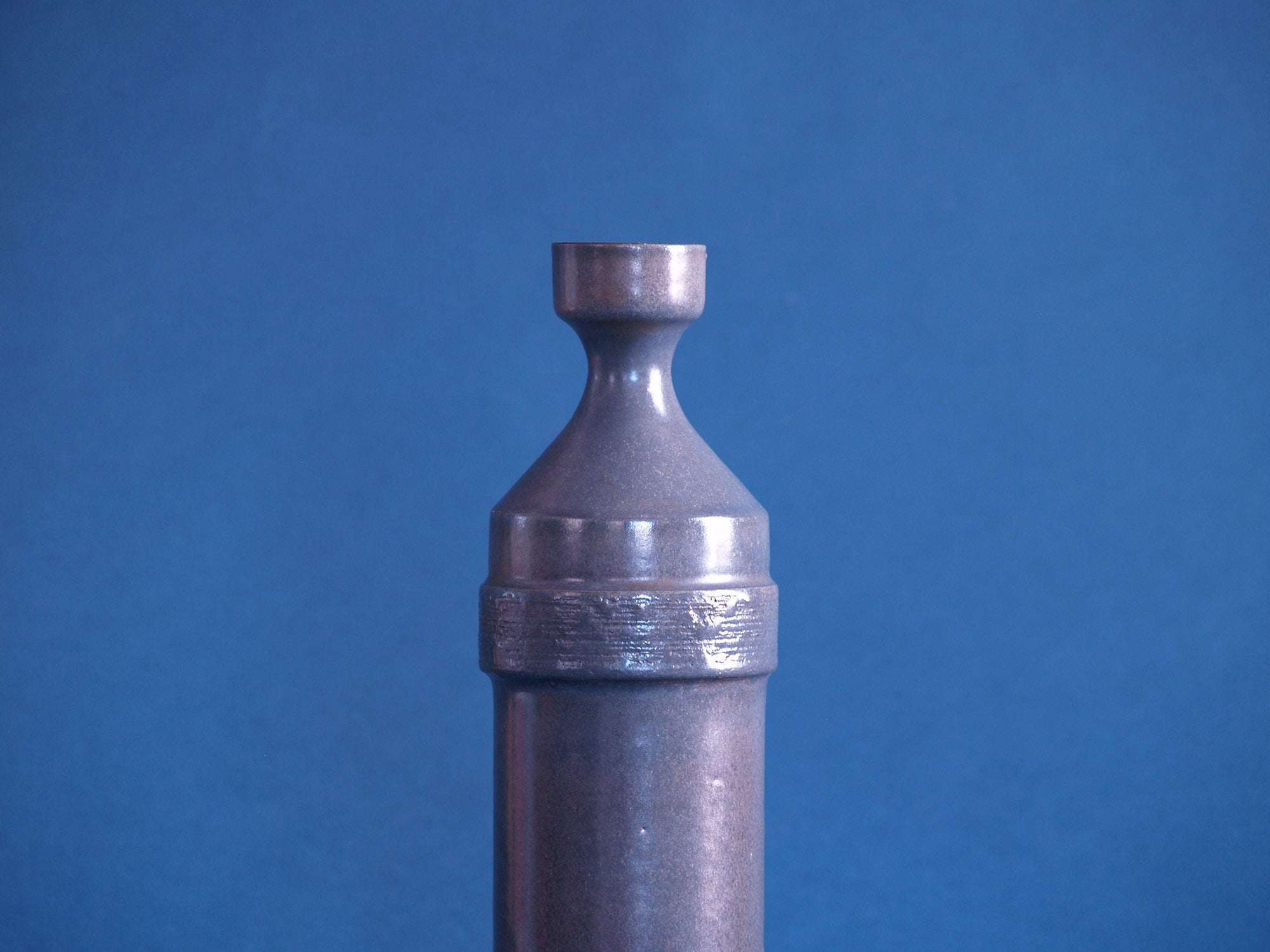 Vase bouteille de Rogier Vandeweghe pour Amphora, Belgique (vers 1961)..Bottleshaped Vase by Rogier Vandeweghe for Amphora, Belgium (circa 1961)