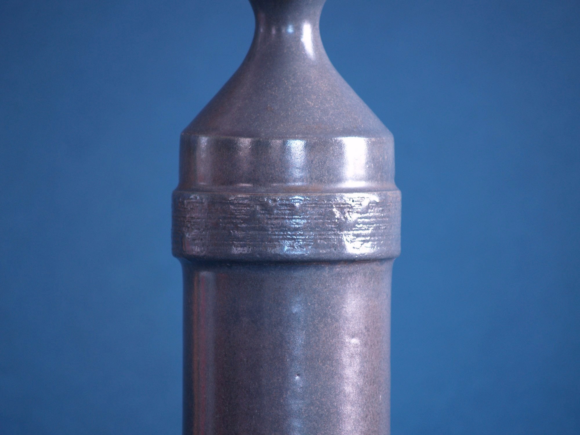 Vase bouteille de Rogier Vandeweghe pour Amphora, Belgique (vers 1961)..Bottleshaped Vase by Rogier Vandeweghe for Amphora, Belgium (circa 1961)