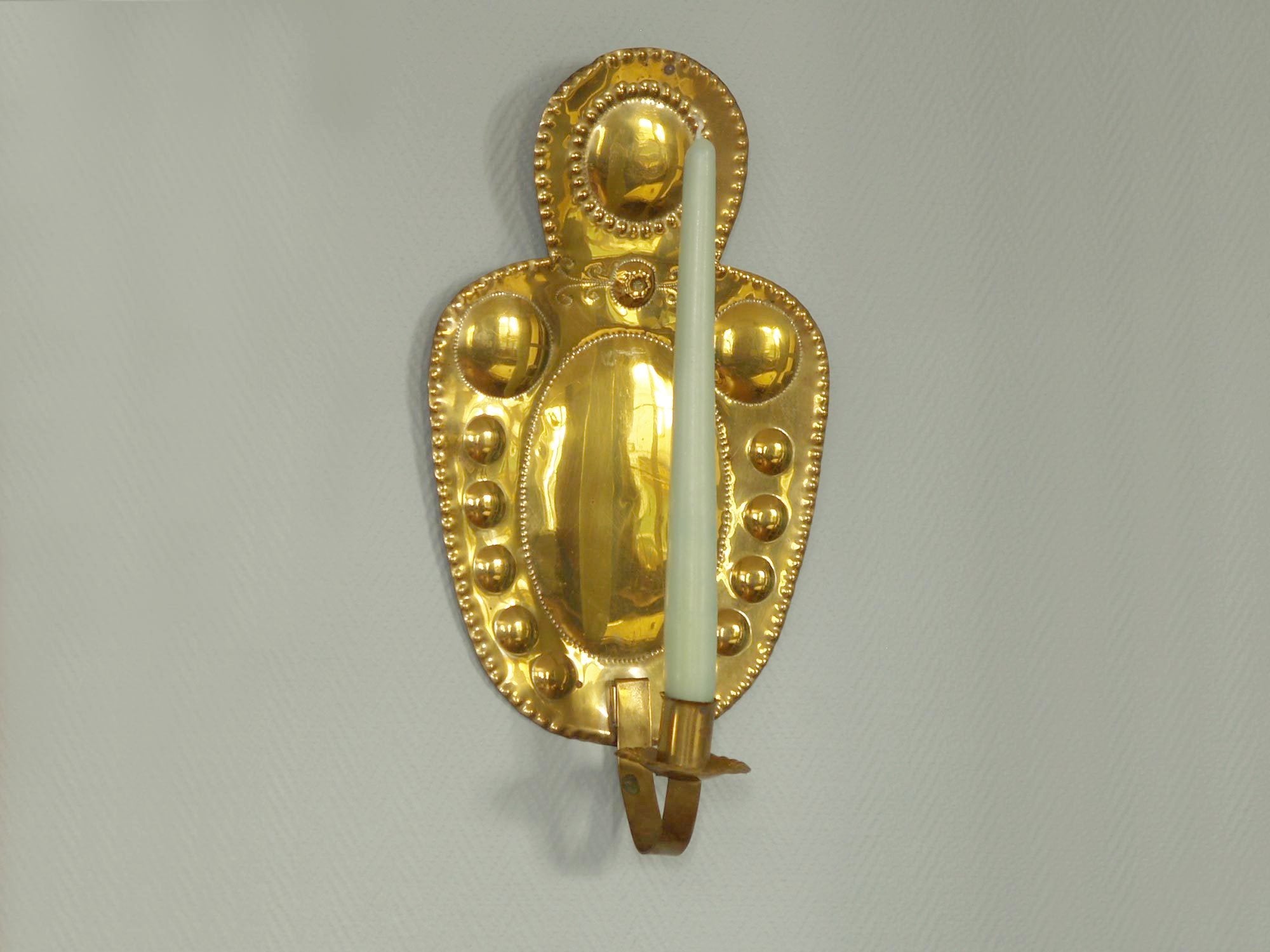 Paire de miroirs d’applique kansallisromantiikka en laiton, Finlande (vers 1890)..Pair of folk brass wall candle holders, Finland (circa 1890)