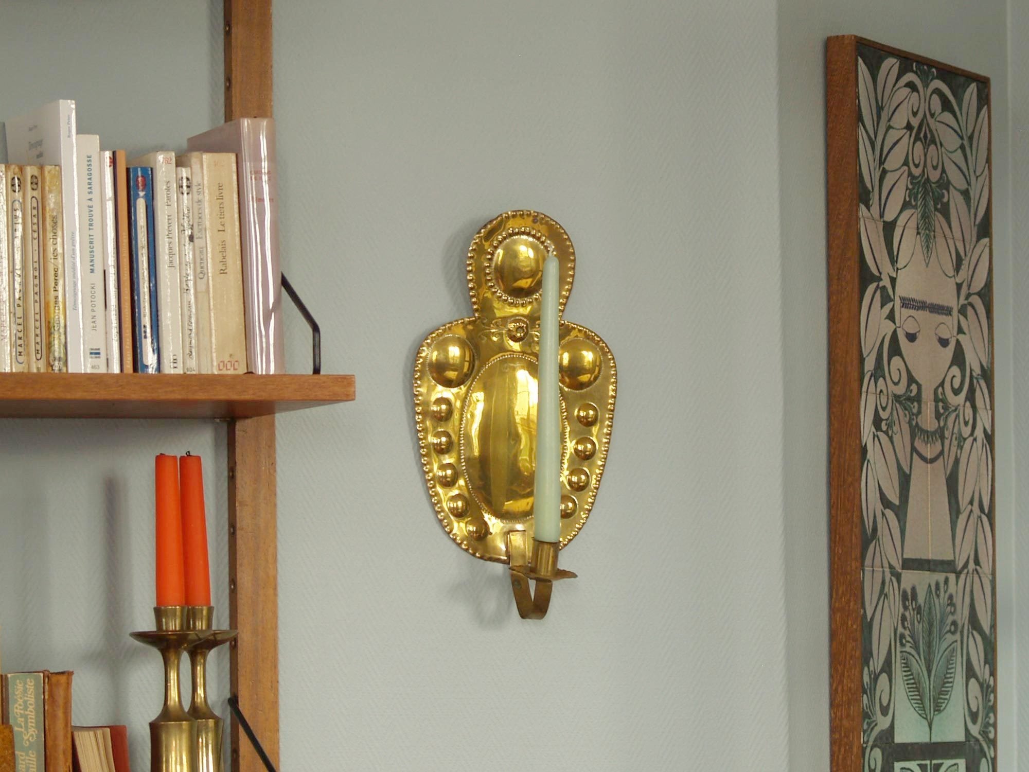 Paire de miroirs d’applique kansallisromantiikka en laiton, Finlande (vers 1890)..Pair of folk brass wall candle holders, Finland (circa 1890)