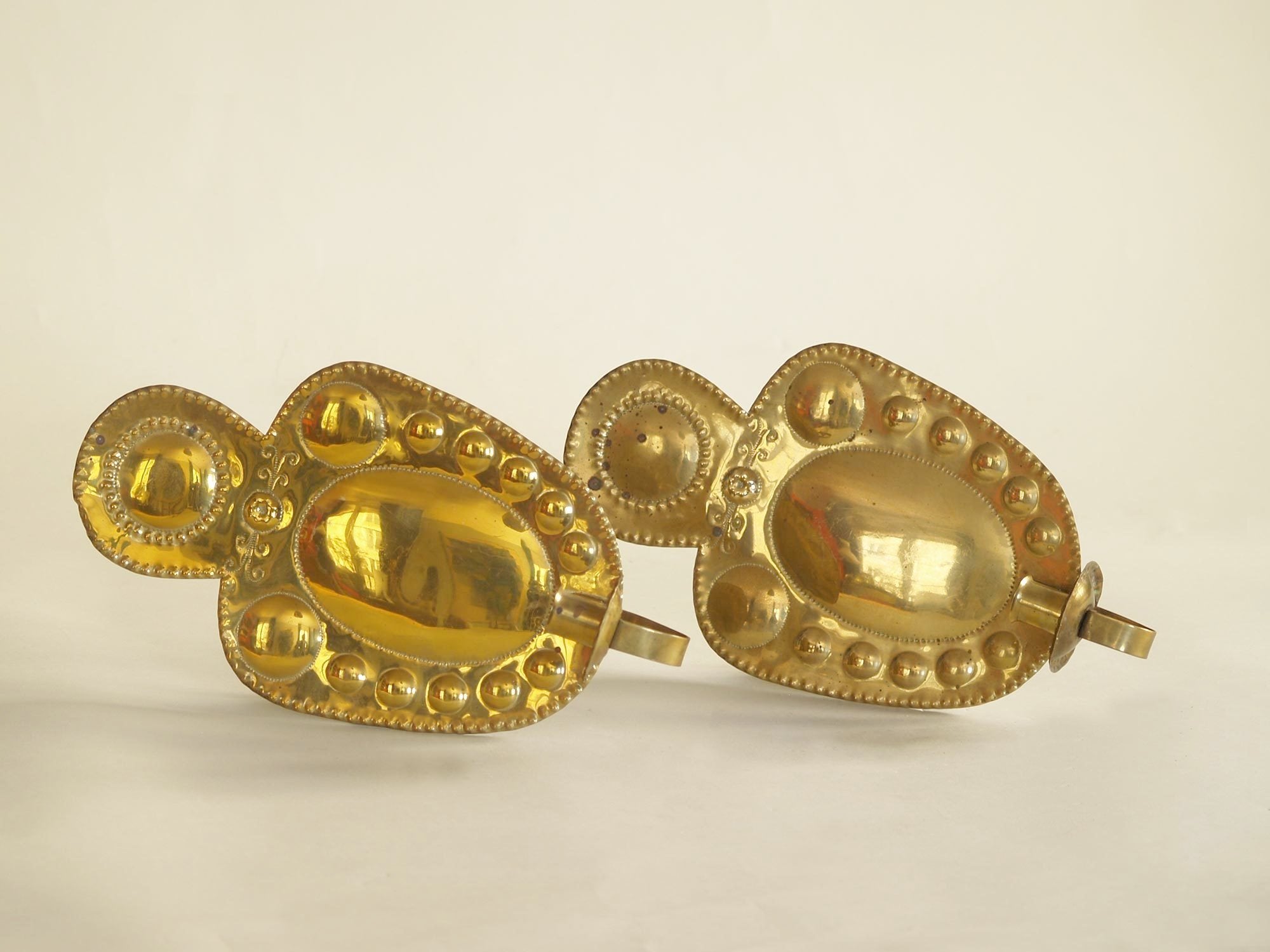 Paire de miroirs d’applique kansallisromantiikka en laiton, Finlande (vers 1890)..Pair of folk brass wall candle holders, Finland (circa 1890)