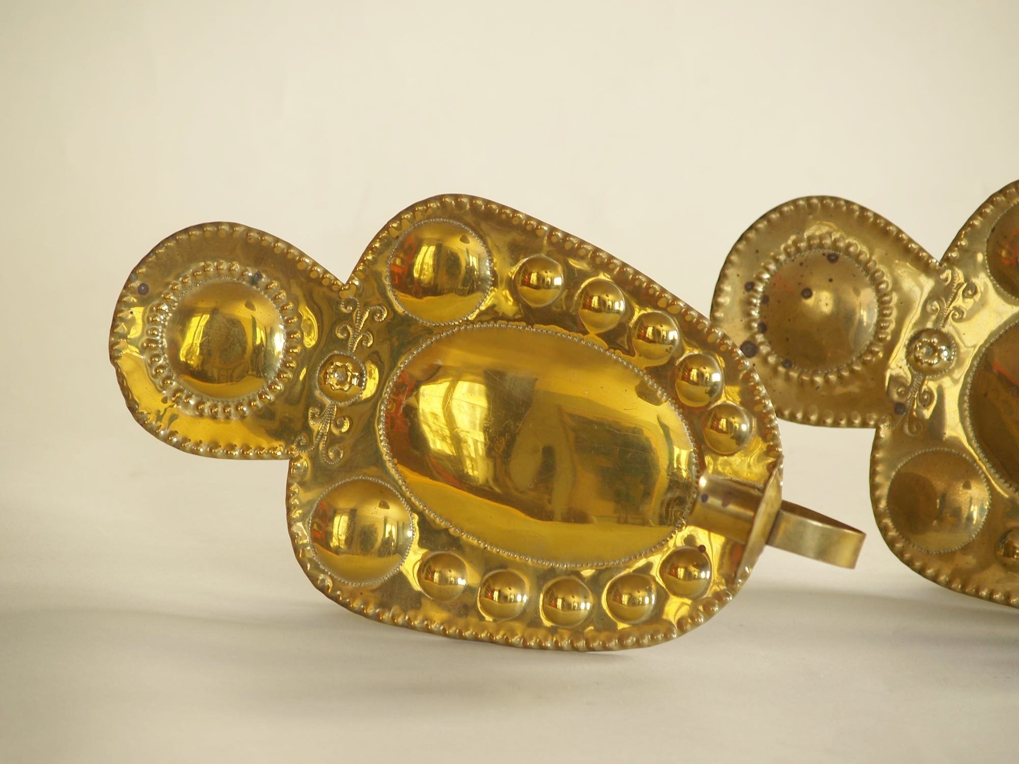 Paire de miroirs d’applique kansallisromantiikka en laiton, Finlande (vers 1890)..Pair of folk brass wall candle holders, Finland (circa 1890)