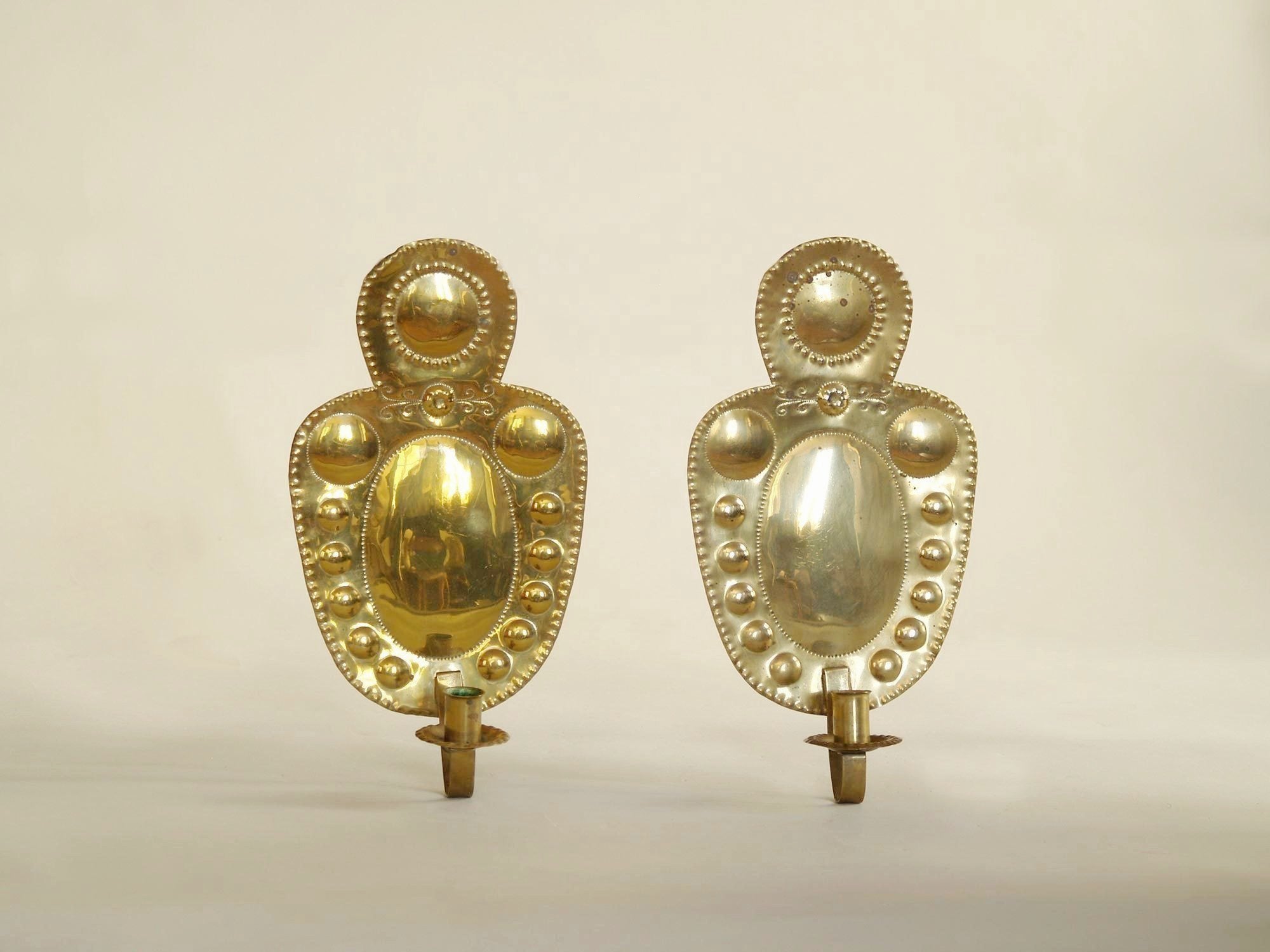 Paire de miroirs d’applique kansallisromantiikka en laiton, Finlande (vers 1890)..Pair of folk brass wall candle holders, Finland (circa 1890)