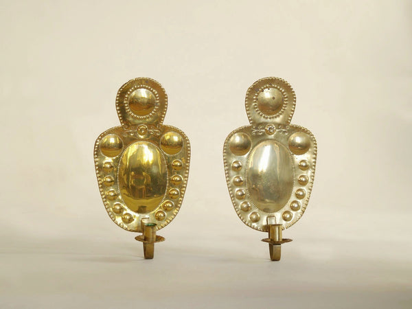 Paire de miroirs d’applique kansallisromantiikka en laiton, Finlande (vers 1890)..Pair of folk brass wall candle holders, Finland (circa 1890)