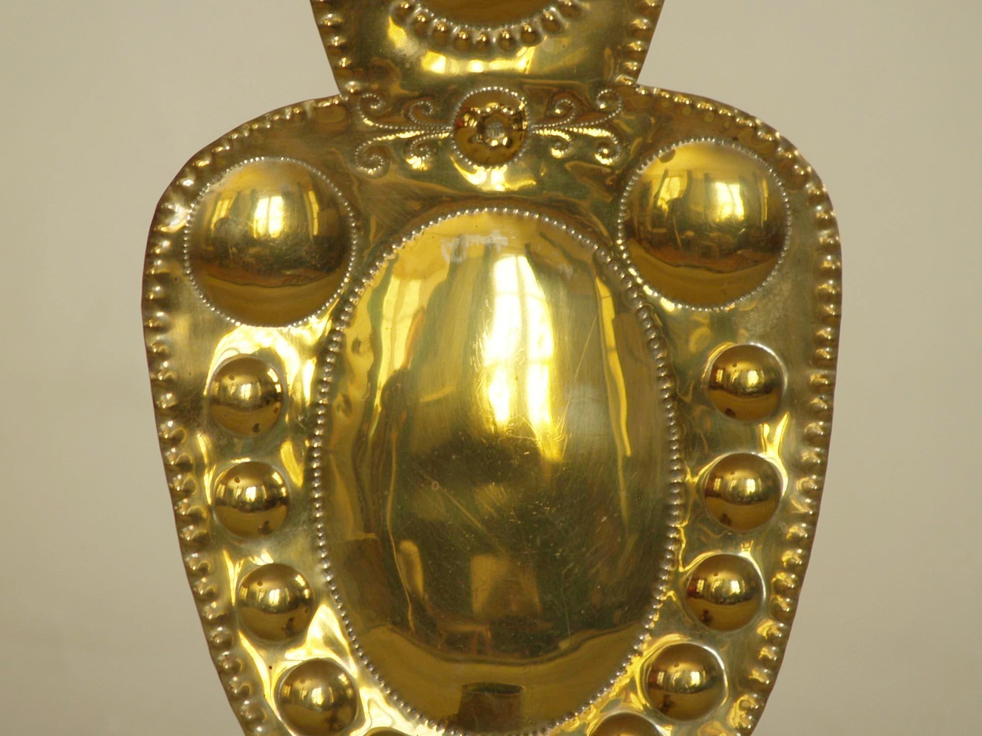 Paire de miroirs d’applique kansallisromantiikka en laiton, Finlande (vers 1890)..Pair of folk brass wall candle holders, Finland (circa 1890)
