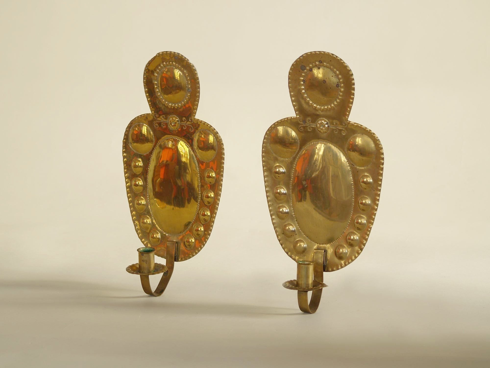 Paire de miroirs d’applique kansallisromantiikka en laiton, Finlande (vers 1890)..Pair of folk brass wall candle holders, Finland (circa 1890)