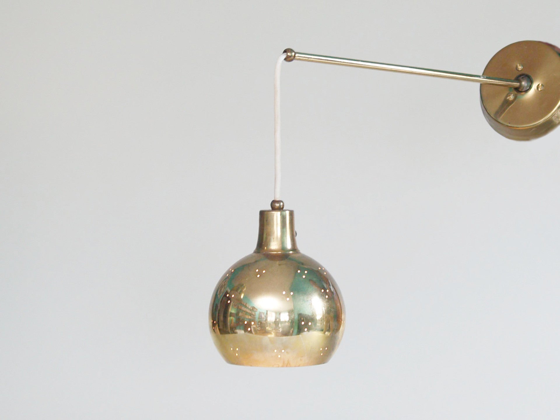 Lampe applique murale attribuée à Lightolier, Etats-Unis (vers 1950)..Lightolier Scandinavian style brass wall lamp, U.S.A (circa 1950)