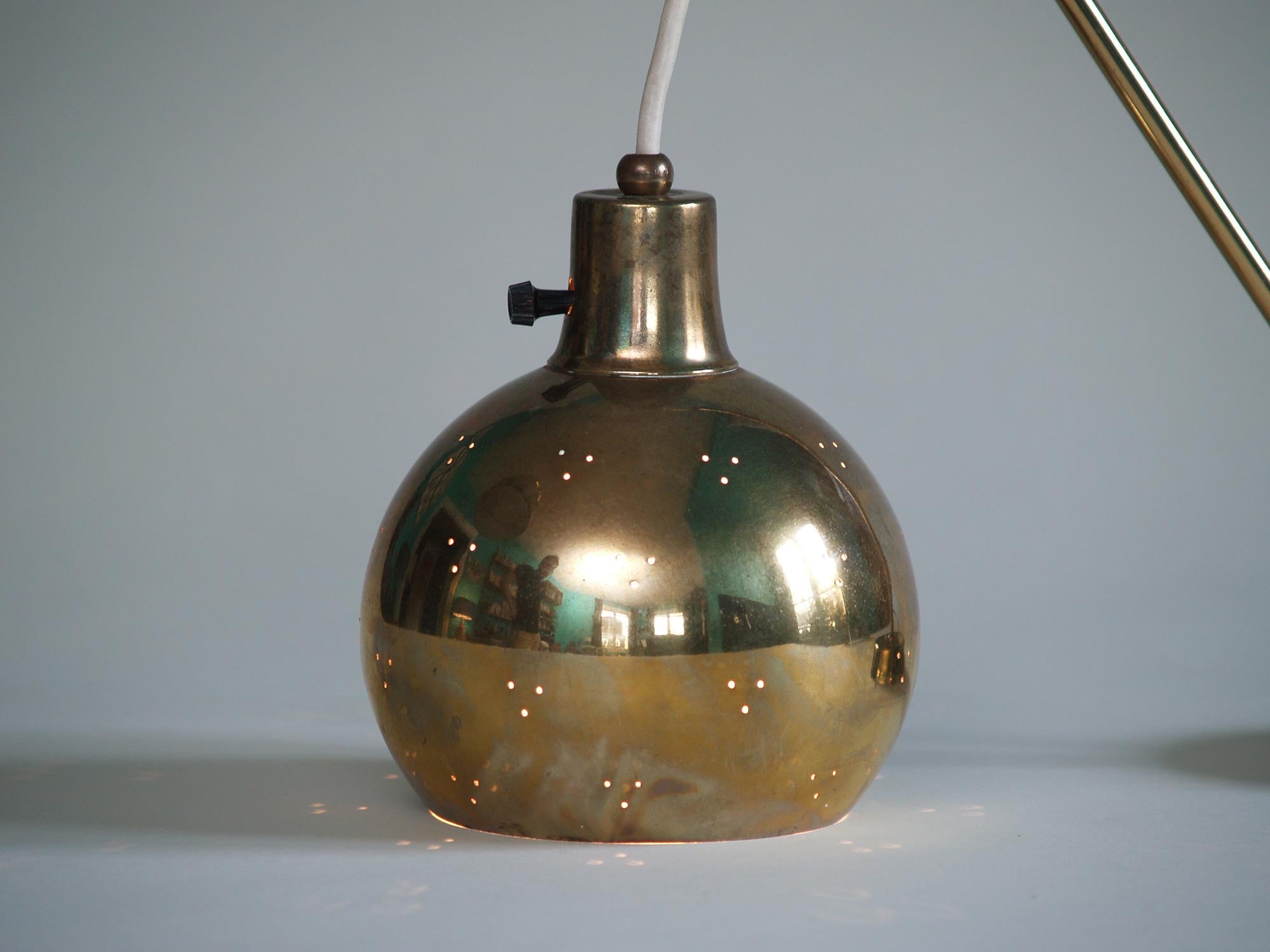 Lampe applique murale attribuée à Lightolier, Etats-Unis (vers 1950)..Lightolier Scandinavian style brass wall lamp, U.S.A (circa 1950)