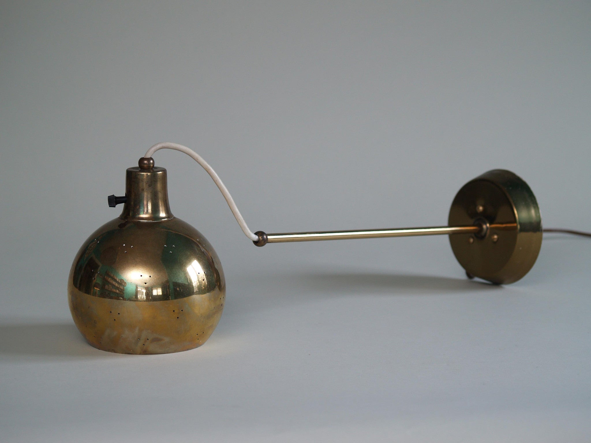 Lampe applique murale attribuée à Lightolier, Etats-Unis (vers 1950)..Lightolier Scandinavian style brass wall lamp, U.S.A (circa 1950)