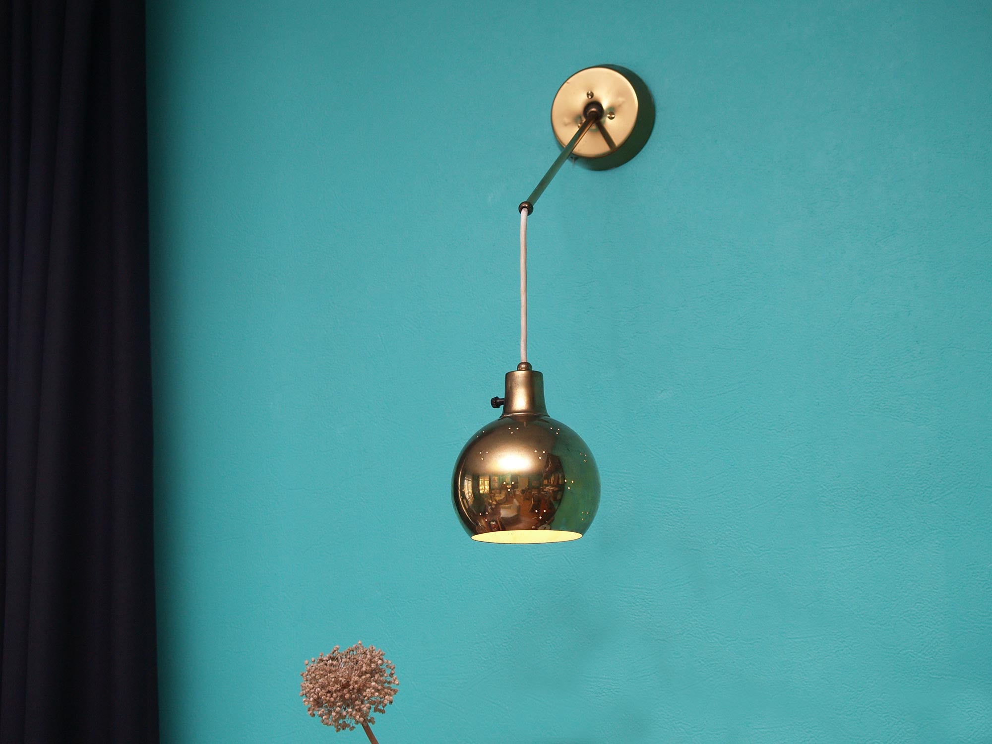 Lampe applique murale attribuée à Lightolier, Etats-Unis (vers 1950)..Lightolier Scandinavian style brass wall lamp, U.S.A (circa 1950)
