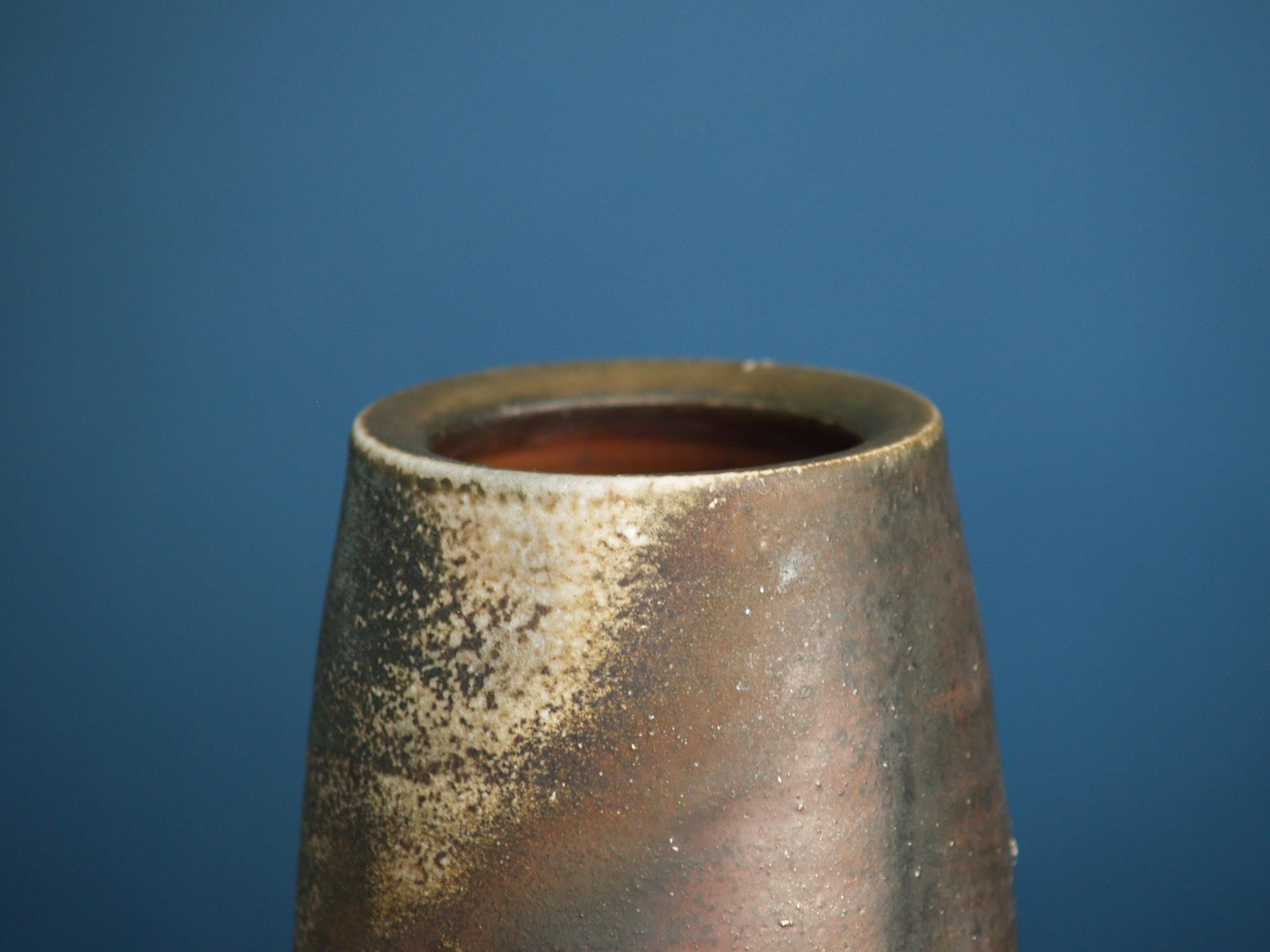 Vase Hanaire ovoïde de Bizen, Japon (vers 1970)..Ovoid Hanaire Bizen ware vase, Japan (ca. 1970)