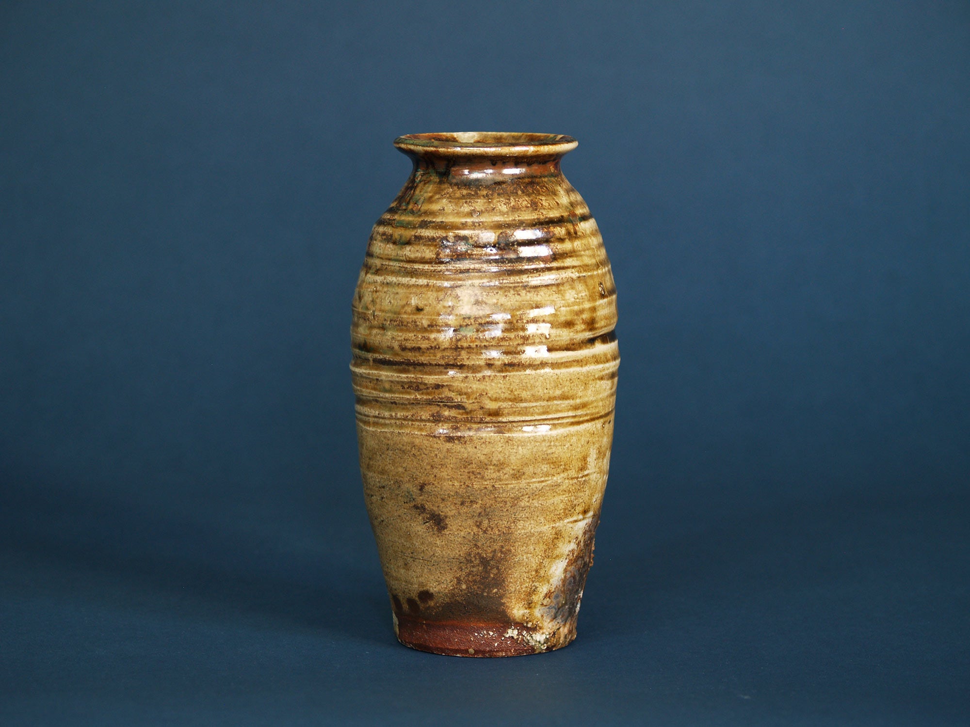Vase hanaire ovoïde de Shigaraki, Japon (vers 1970)..Ovoid hanaire Shigaraki ware vase, Japan (ca. 1970)