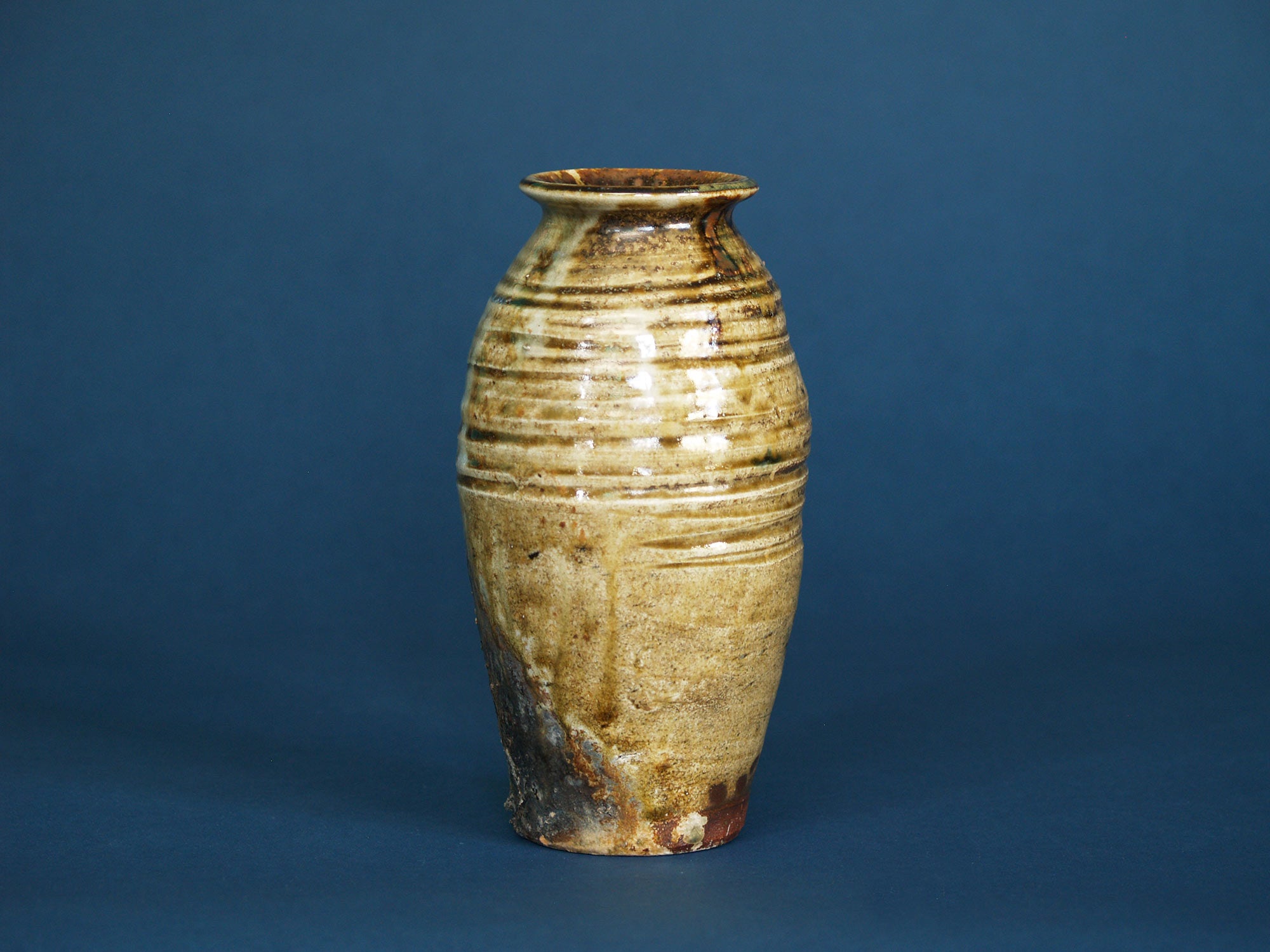 Vase hanaire ovoïde de Shigaraki, Japon (vers 1970)..Ovoid hanaire Shigaraki ware vase, Japan (ca. 1970)