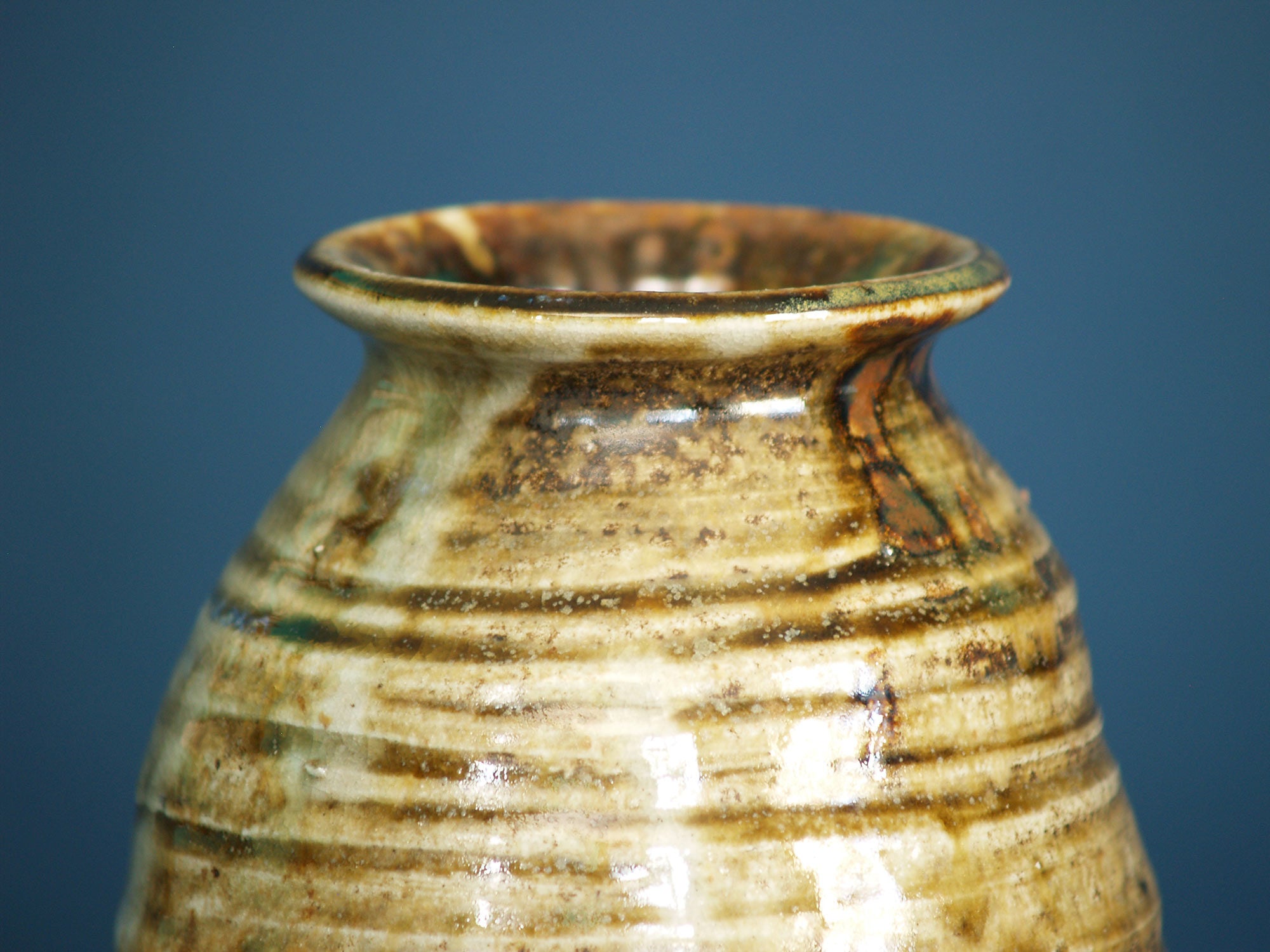 Vase hanaire ovoïde de Shigaraki, Japon (vers 1970)..Ovoid hanaire Shigaraki ware vase, Japan (ca. 1970)