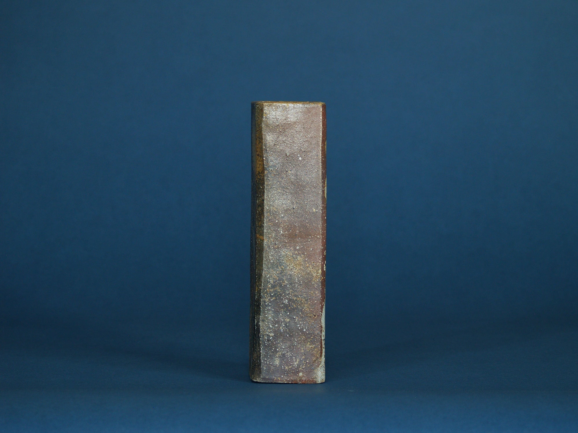 Vase parallélépipédique de Kimura Yukei, Japon (vers 1970)..Cuboid Bizen ware vase by Kimura Yukei, Japan (ca. 1970)