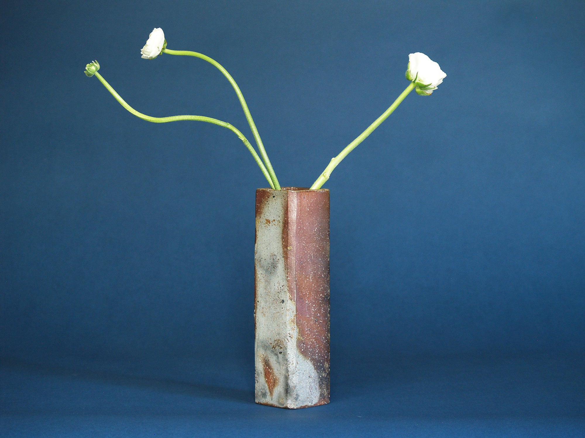 Vase parallélépipédique de Kimura Yukei, Japon (vers 1970)..Cuboid Bizen ware vase by Kimura Yukei, Japan (ca. 1970)