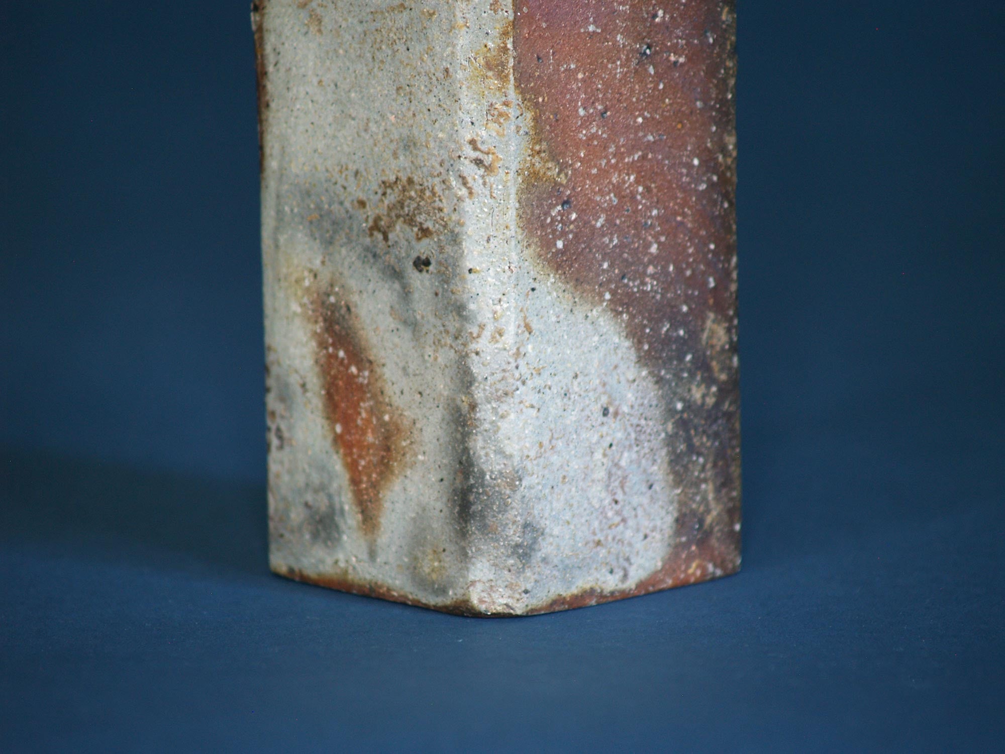 Vase parallélépipédique de Kimura Yukei, Japon (vers 1970)..Cuboid Bizen ware vase by Kimura Yukei, Japan (ca. 1970)