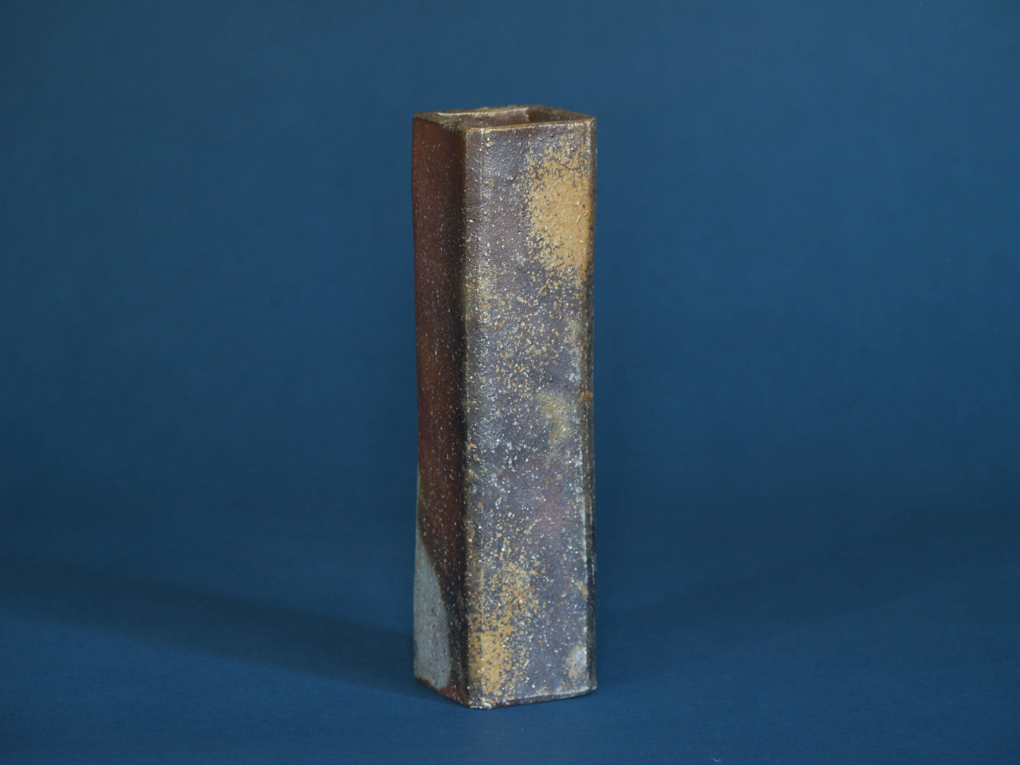 Vase parallélépipédique de Kimura Yukei, Japon (vers 1970)..Cuboid Bizen ware vase by Kimura Yukei, Japan (ca. 1970)