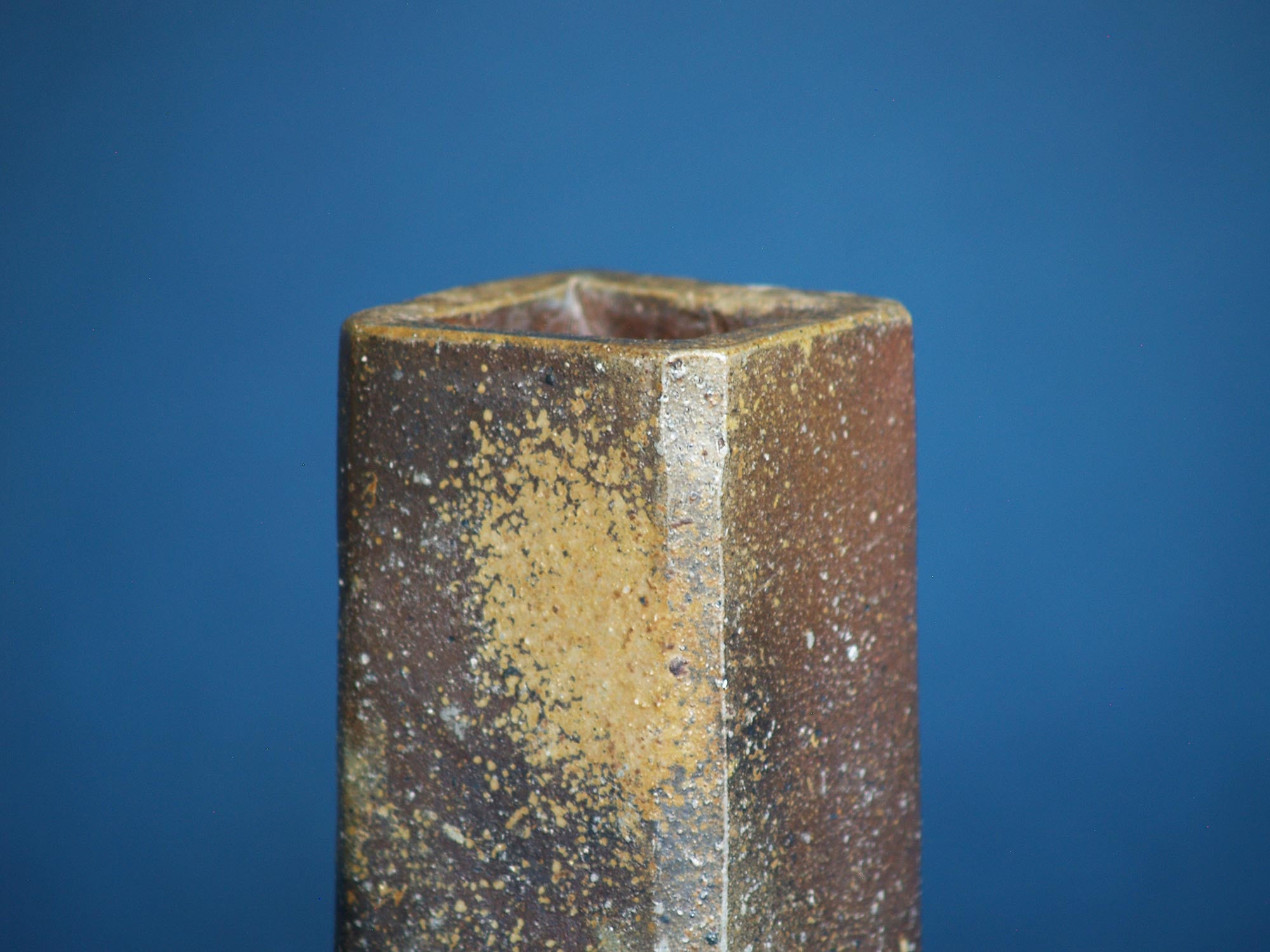 Vase parallélépipédique de Kimura Yukei, Japon (vers 1970)..Cuboid Bizen ware vase by Kimura Yukei, Japan (ca. 1970)