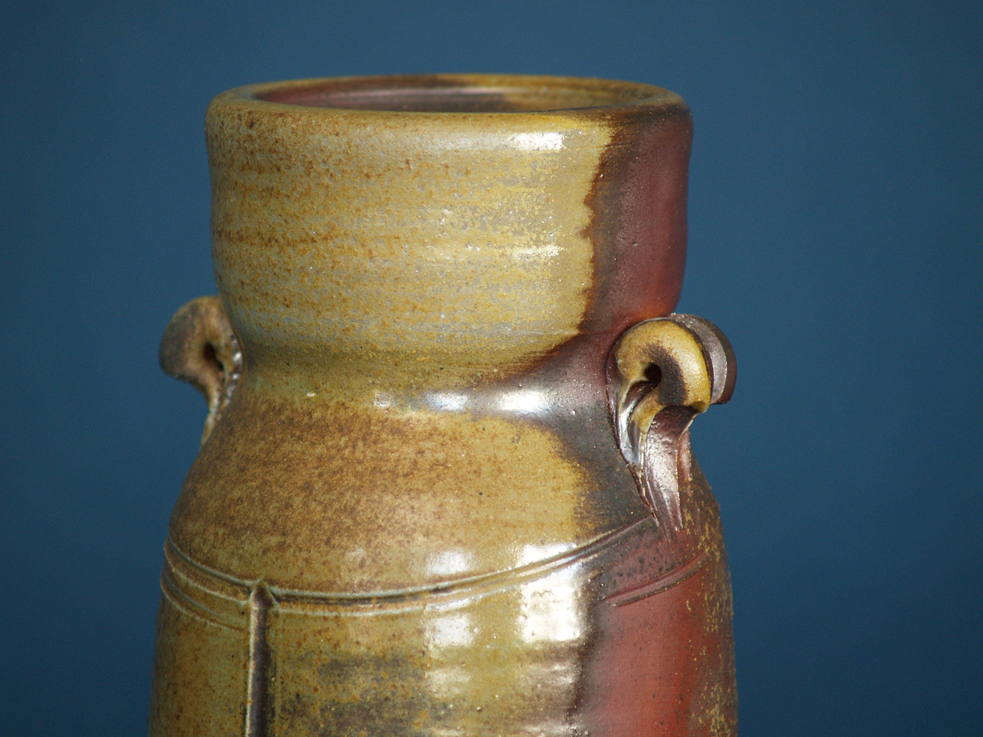 Vase Hanaire scarifié à anses de Bizen, Japon (vers 1980)..Hanaire Bizen ware vase, Japan (ca. 1980)