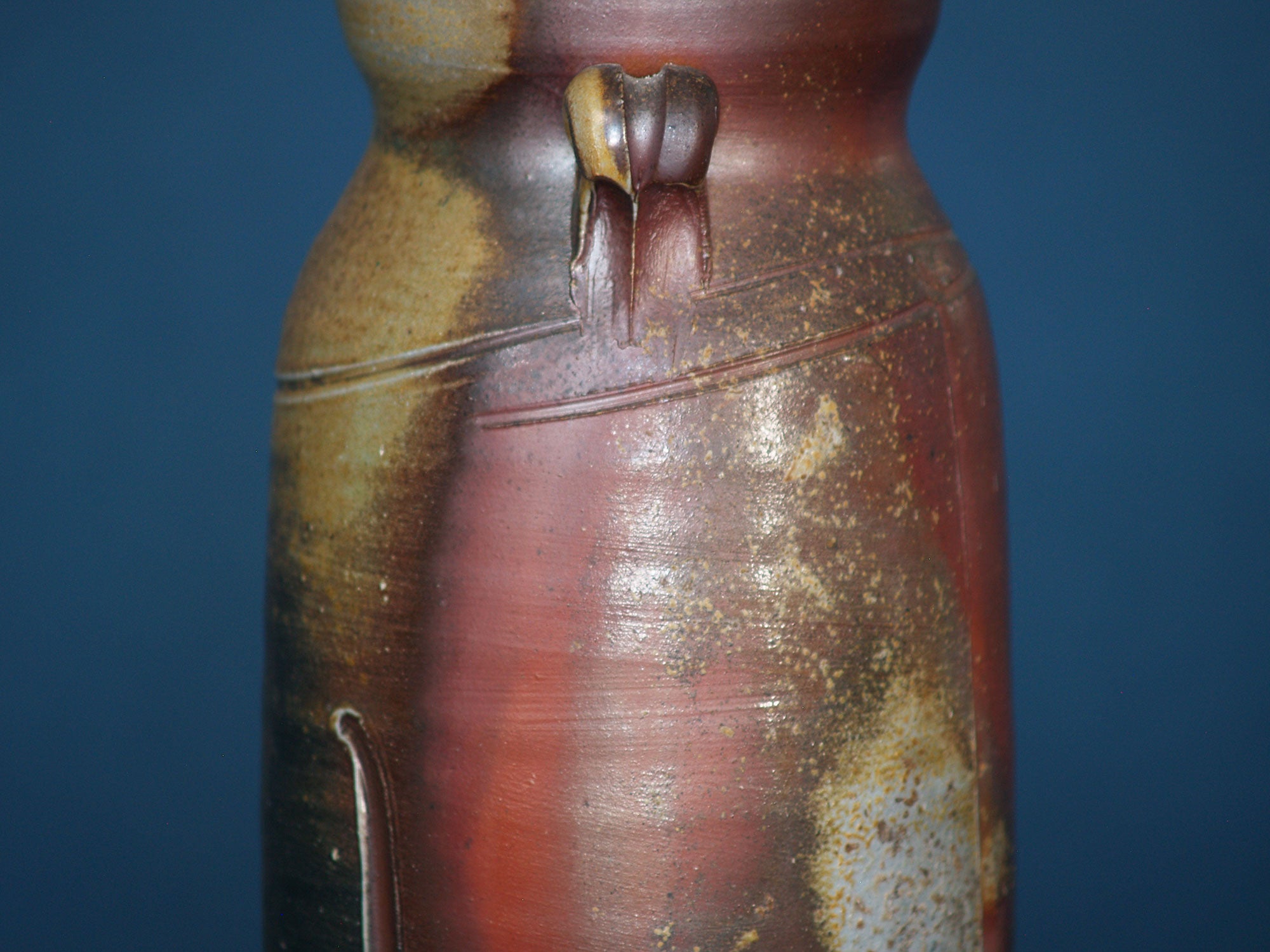 Vase Hanaire scarifié à anses de Bizen, Japon (vers 1980)..Hanaire Bizen ware vase, Japan (ca. 1980)