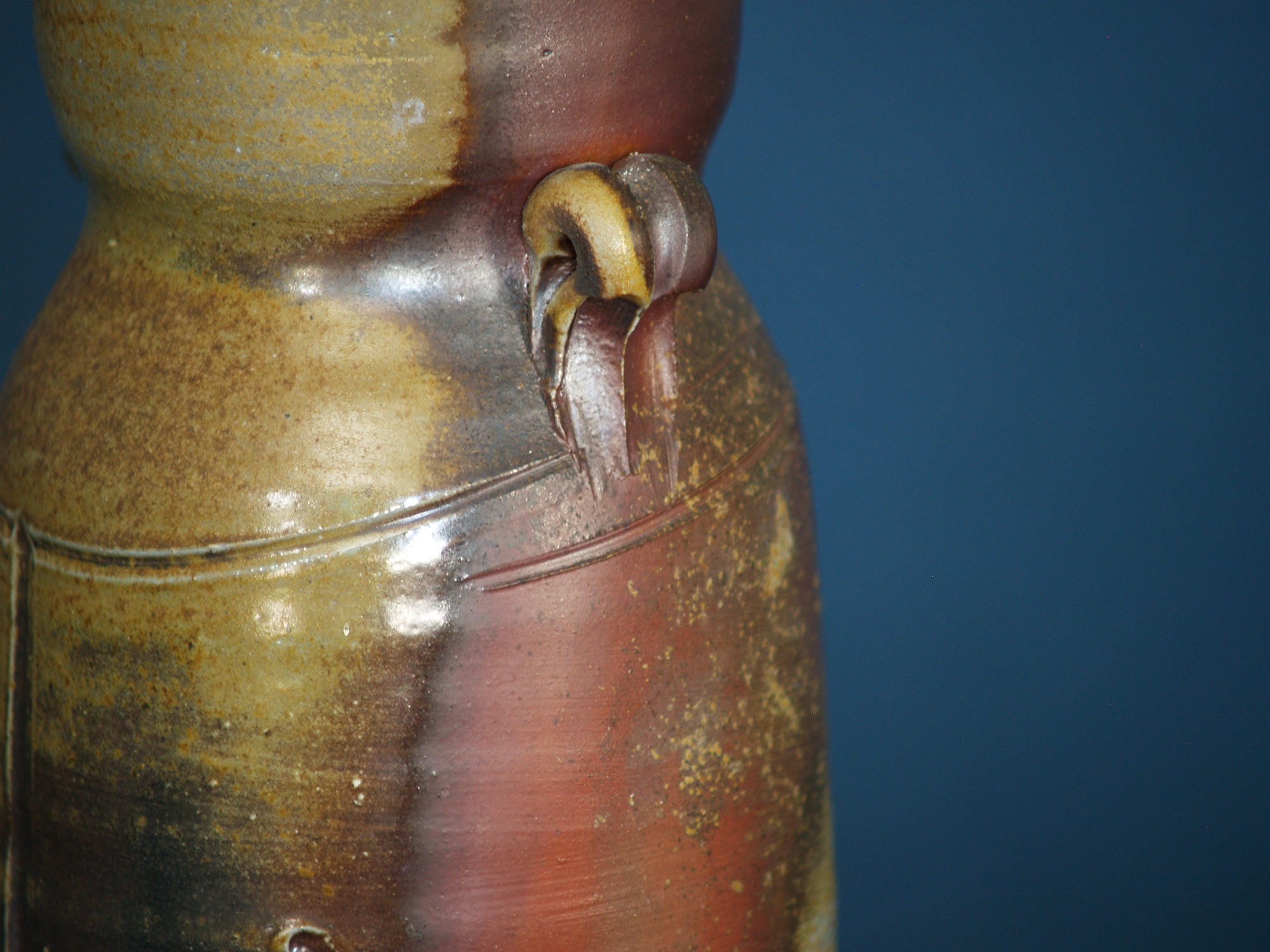 Vase Hanaire scarifié à anses de Bizen, Japon (vers 1980)..Hanaire Bizen ware vase, Japan (ca. 1980)