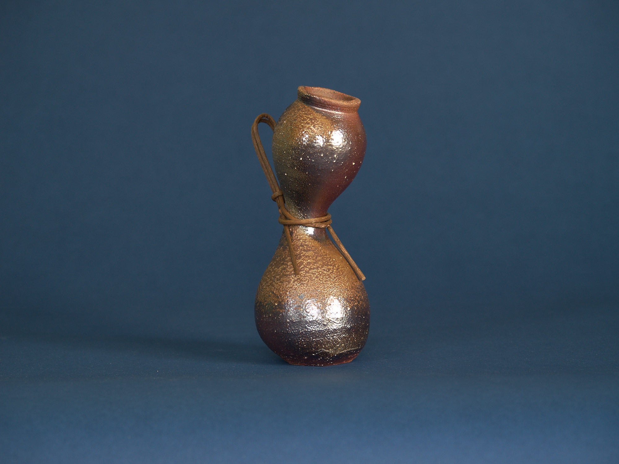 Vase Hyotan à suspendre de Kuroda Yoshio, Japon (vers 1980)..Hyotan Bizen ware vase by Kuroda Yoshio, Japan (ca. 1980)