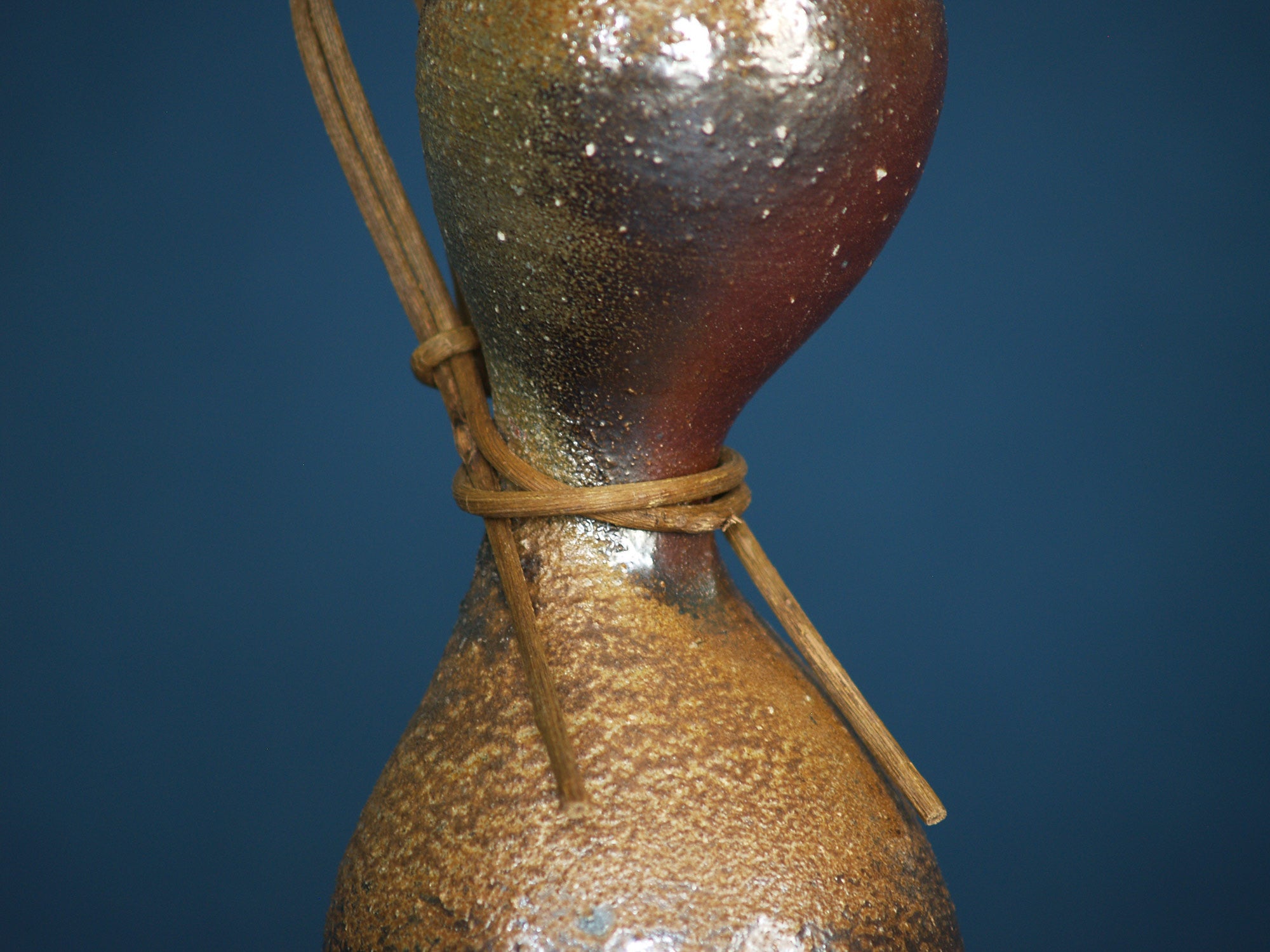 Vase Hyotan à suspendre de Kuroda Yoshio, Japon (vers 1980)..Hyotan Bizen ware vase by Kuroda Yoshio, Japan (ca. 1980)