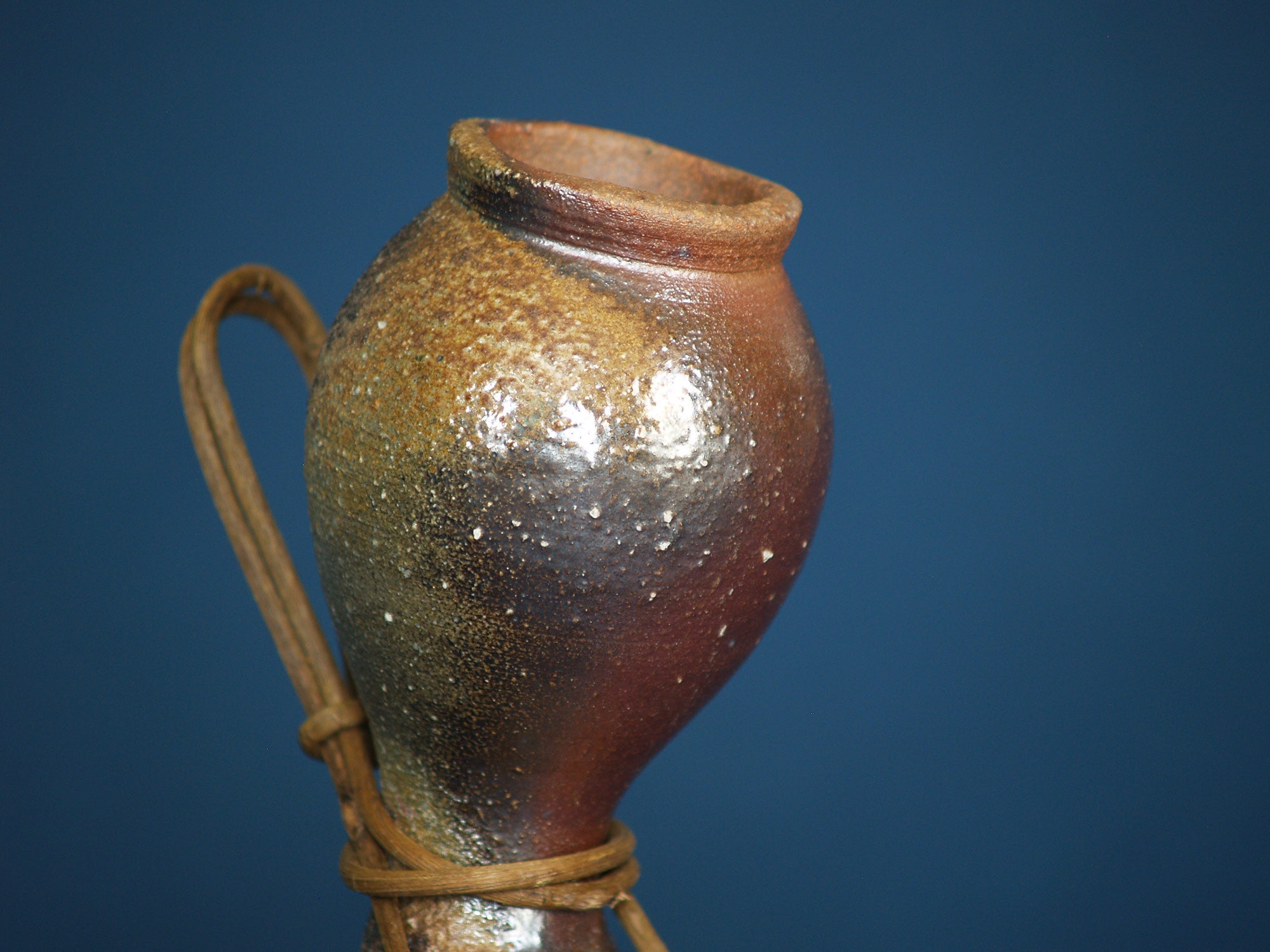 Vase Hyotan à suspendre de Kuroda Yoshio, Japon (vers 1980)..Hyotan Bizen ware vase by Kuroda Yoshio, Japan (ca. 1980)