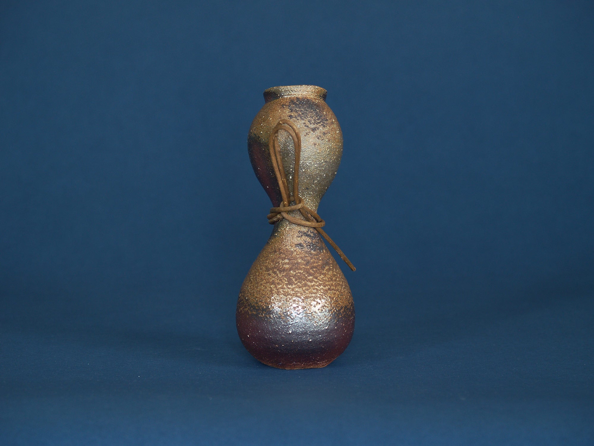Vase Hyotan à suspendre de Kuroda Yoshio, Japon (vers 1980)..Hyotan Bizen ware vase by Kuroda Yoshio, Japan (ca. 1980)