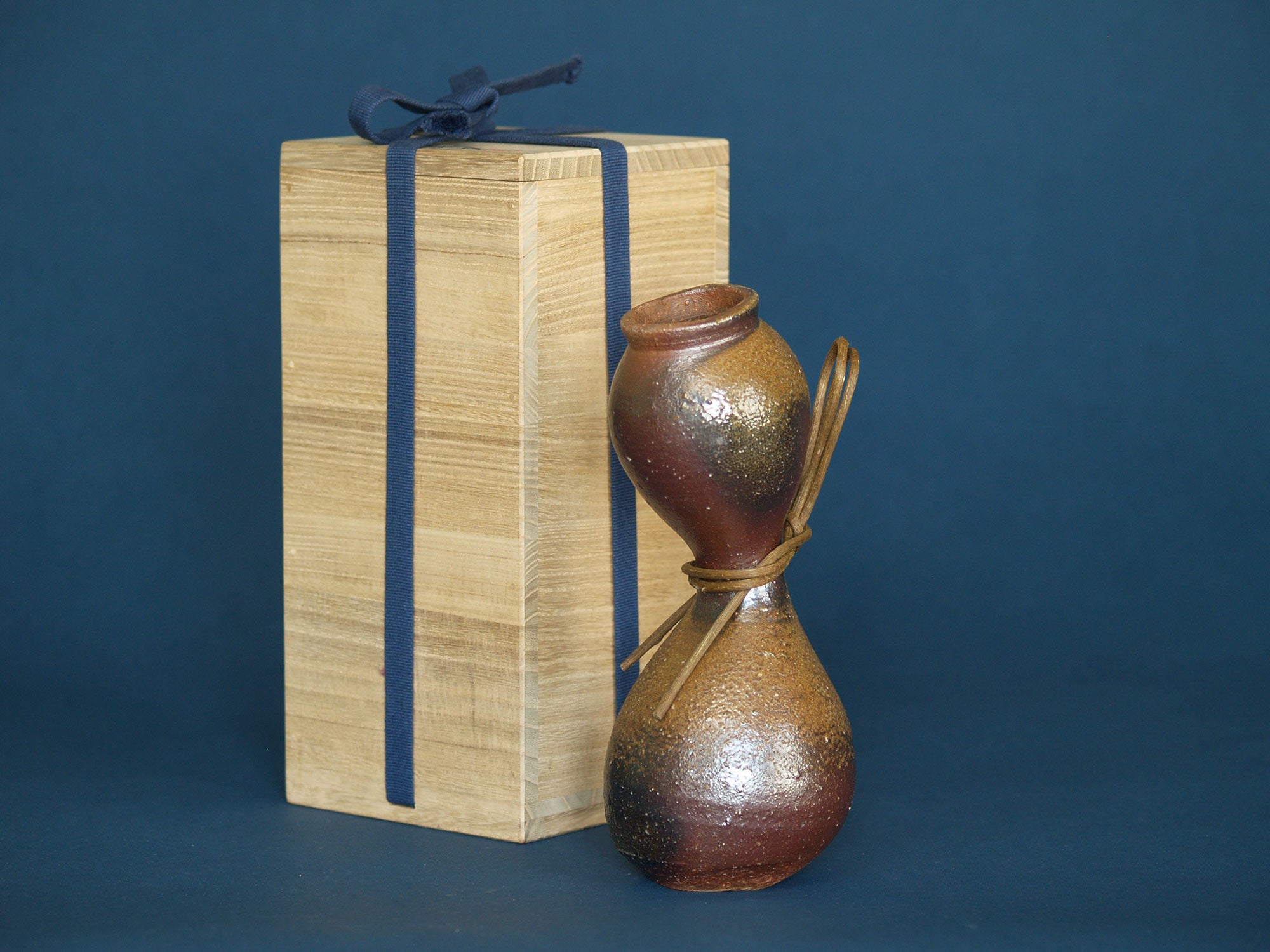 Vase Hyotan à suspendre de Kuroda Yoshio, Japon (vers 1980)..Hyotan Bizen ware vase by Kuroda Yoshio, Japan (ca. 1980)