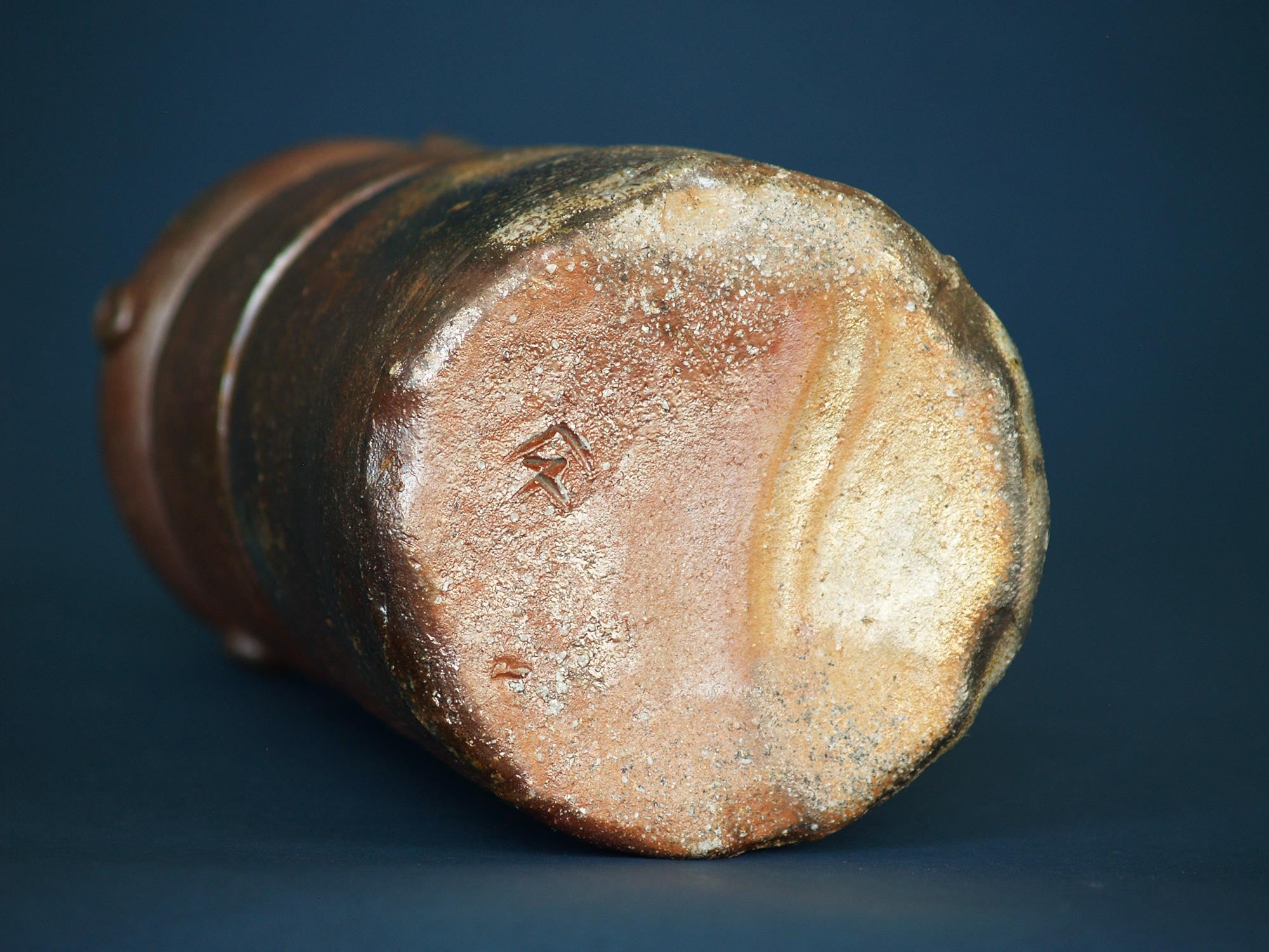 Grand vase Hanaire de Bizen, Japon (vers 1970)..Bizen ware Hanaire tea ceremony vase, Japan (ca. 1970)