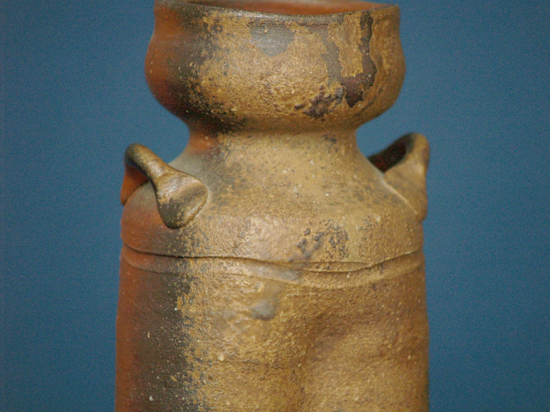 Vase à anses Hanaire de Bizen, Japon (vers 1980)..Hanaire Bizen ware vase, Japan (ca. 1980)