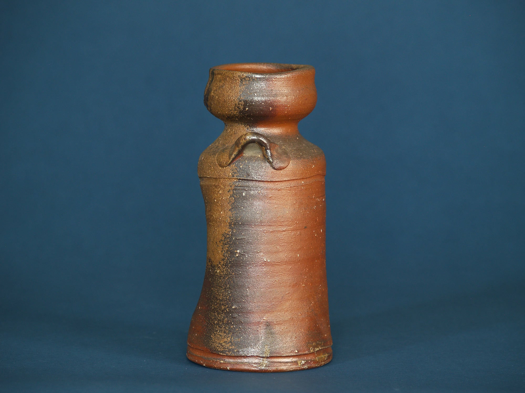 Vase à anses Hanaire de Bizen, Japon (vers 1980)..Hanaire Bizen ware vase, Japan (ca. 1980)