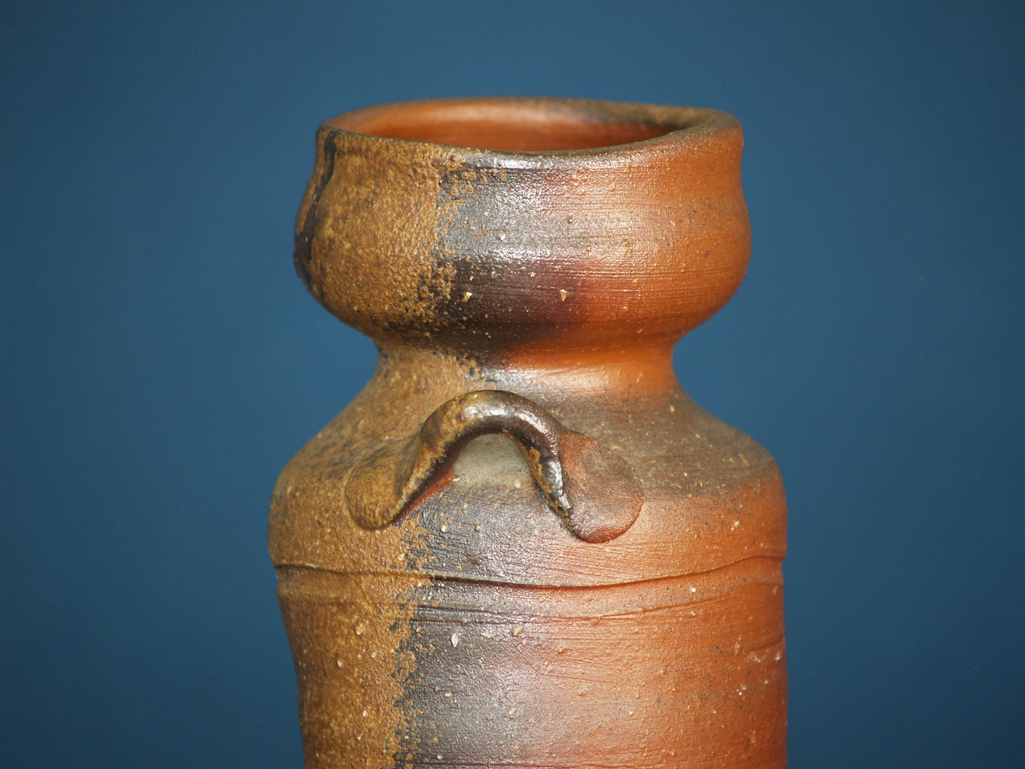 Vase à anses Hanaire de Bizen, Japon (vers 1980)..Hanaire Bizen ware vase, Japan (ca. 1980)