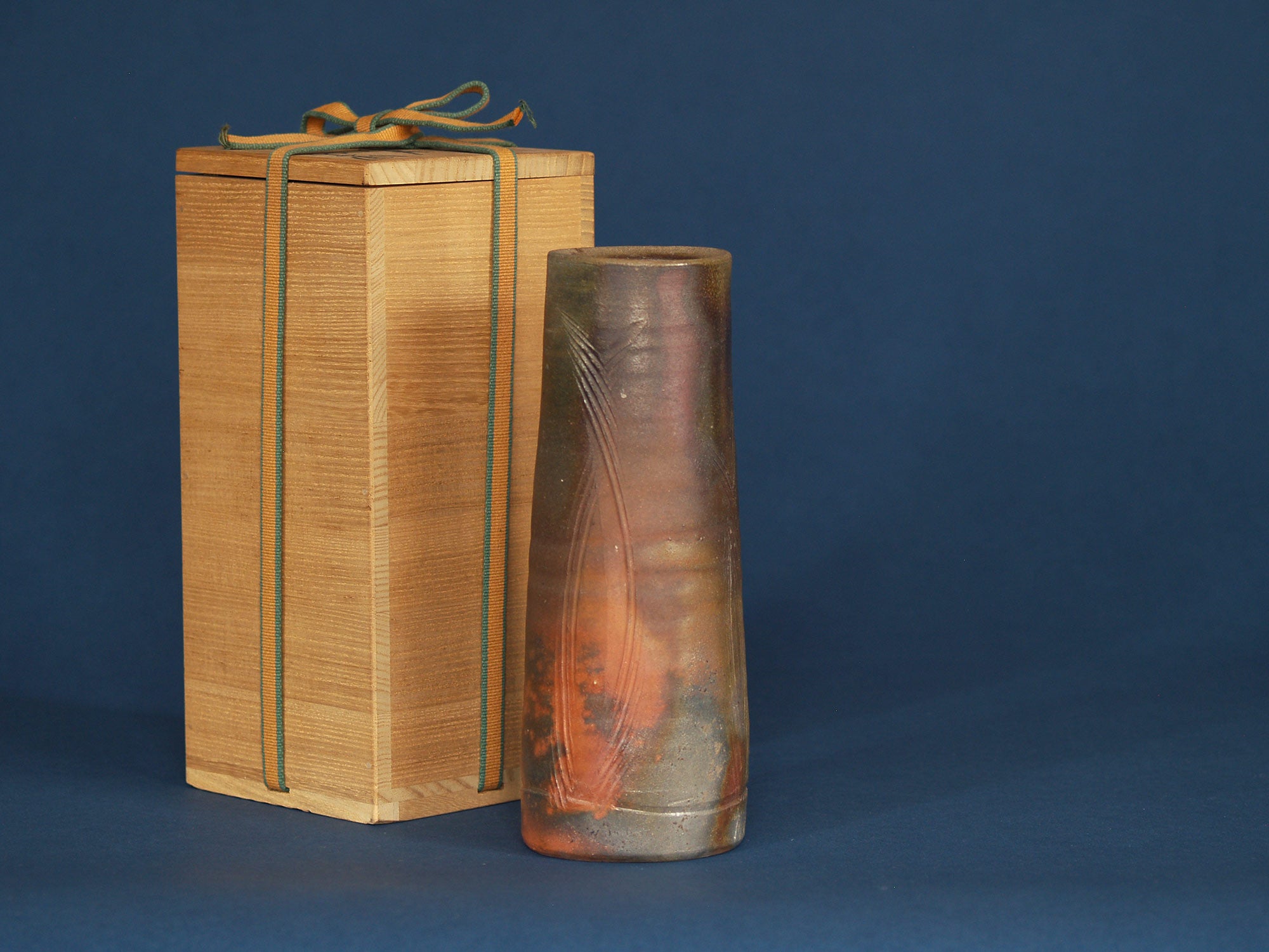 Vase hanaire scarifié de Sato Keishu, Japon (vers 1980)..Scarified Bizen ware vase by Sato Keishu, Japan (ca. 1980)