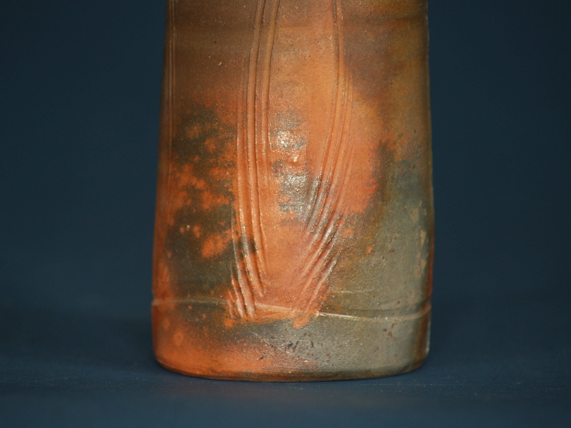 Vase hanaire scarifié de Sato Keishu, Japon (vers 1980)..Scarified Bizen ware vase by Sato Keishu, Japan (ca. 1980)