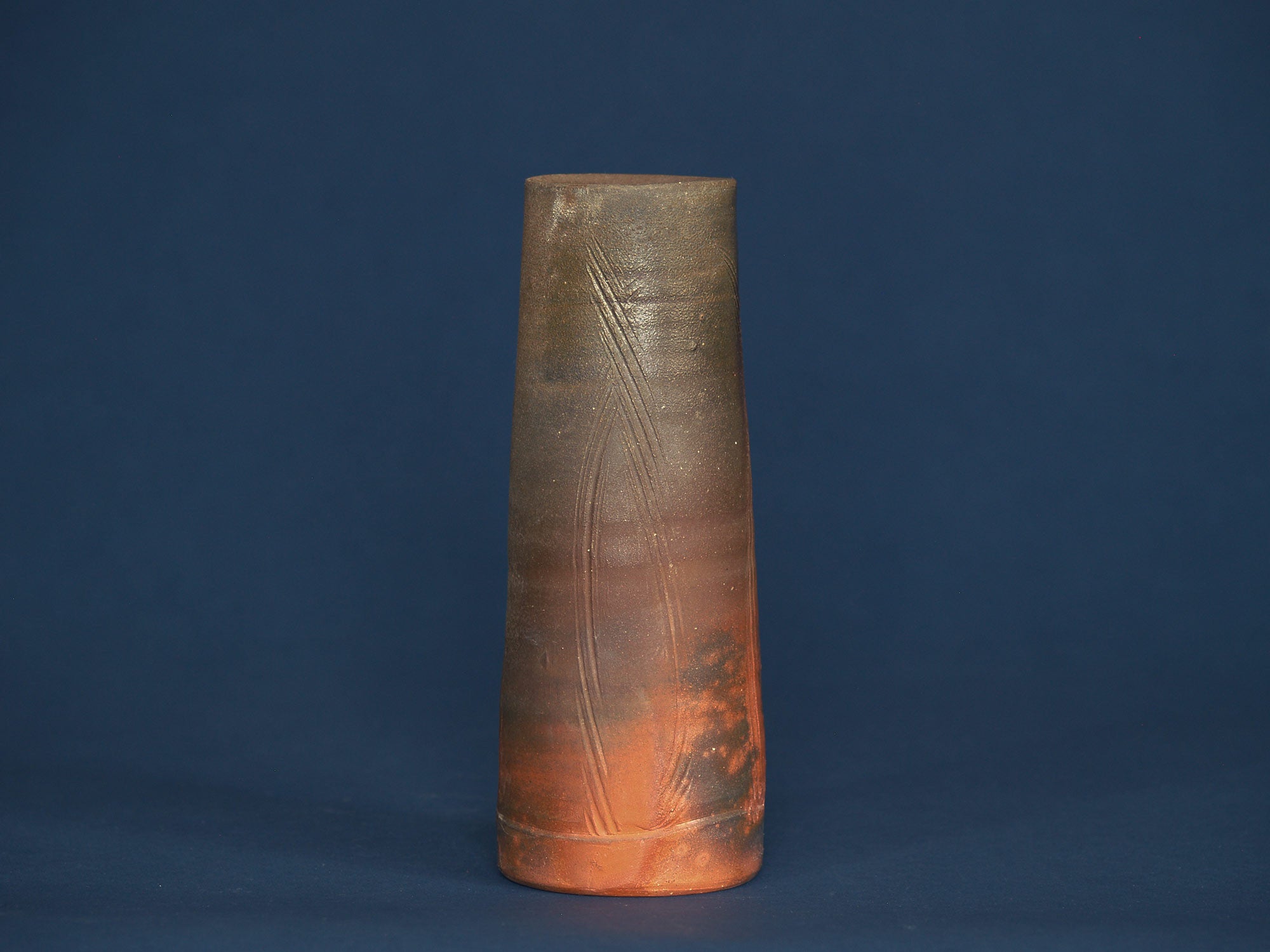 Vase hanaire scarifié de Sato Keishu, Japon (vers 1980)..Scarified Bizen ware vase by Sato Keishu, Japan (ca. 1980)