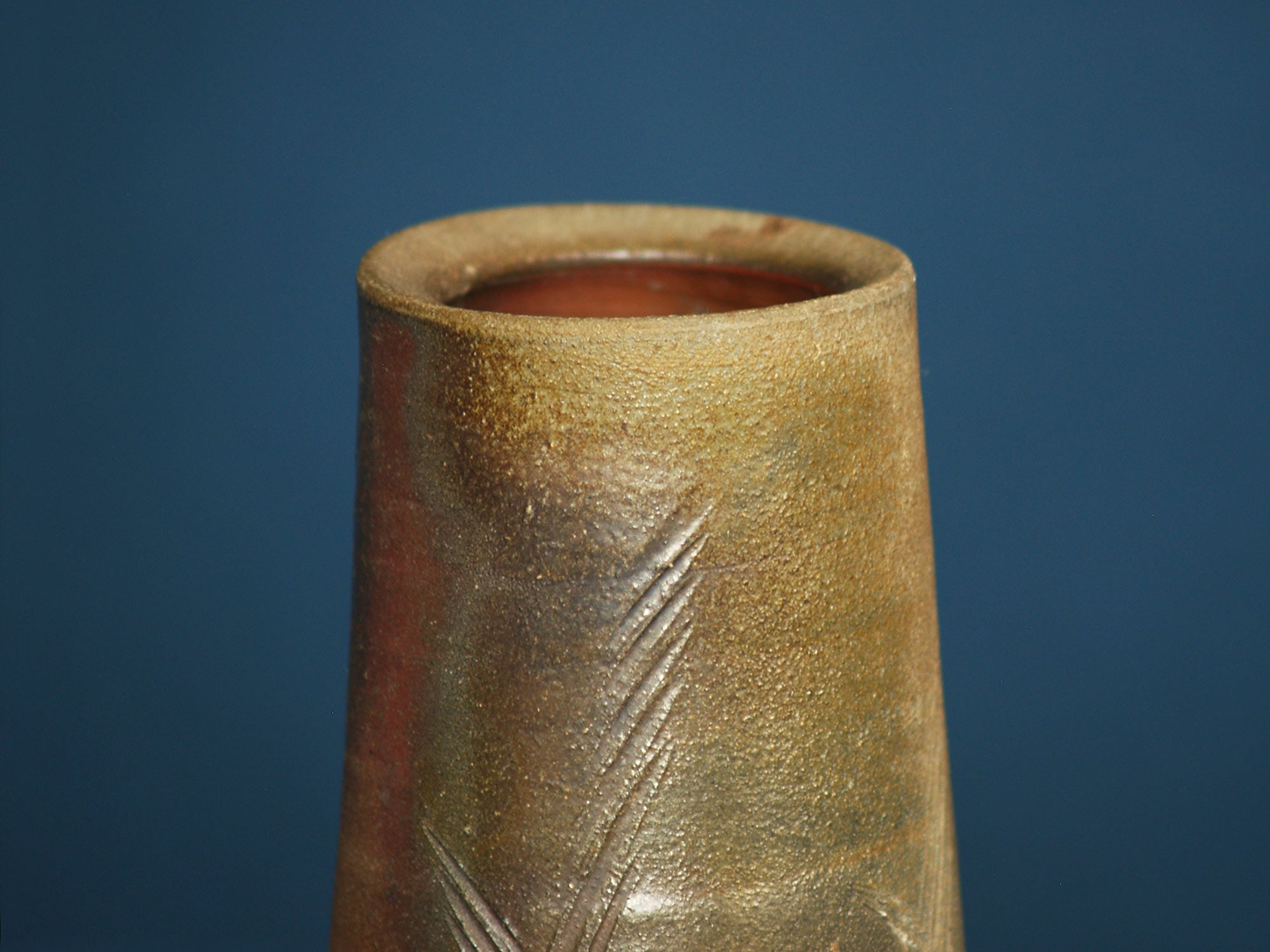 Vase hanaire scarifié de Sato Keishu, Japon (vers 1980)..Scarified Bizen ware vase by Sato Keishu, Japan (ca. 1980)