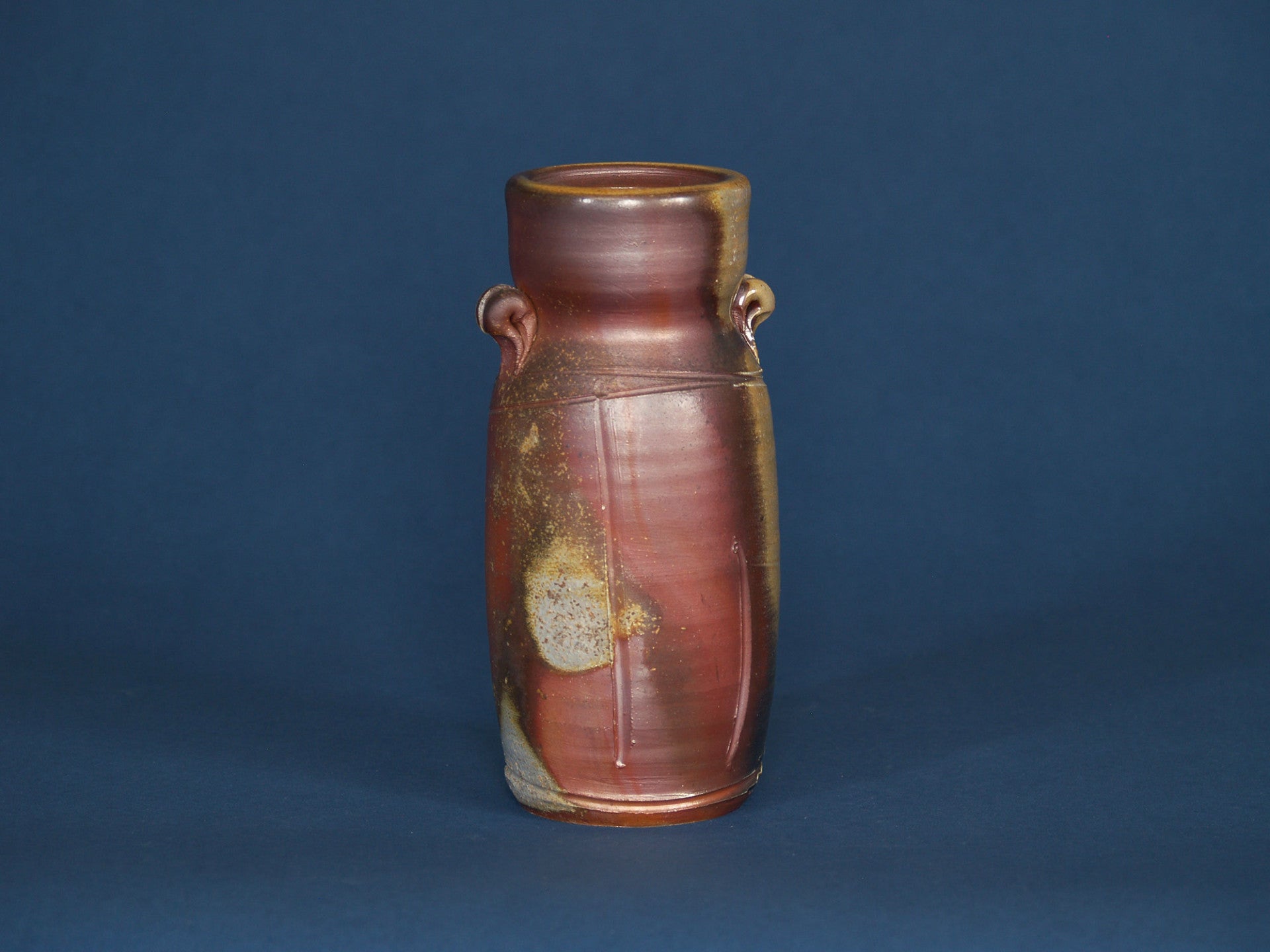 Vase Hanaire scarifié à anses de Bizen, Japon (vers 1980)..Hanaire Bizen ware vase, Japan (ca. 1980)