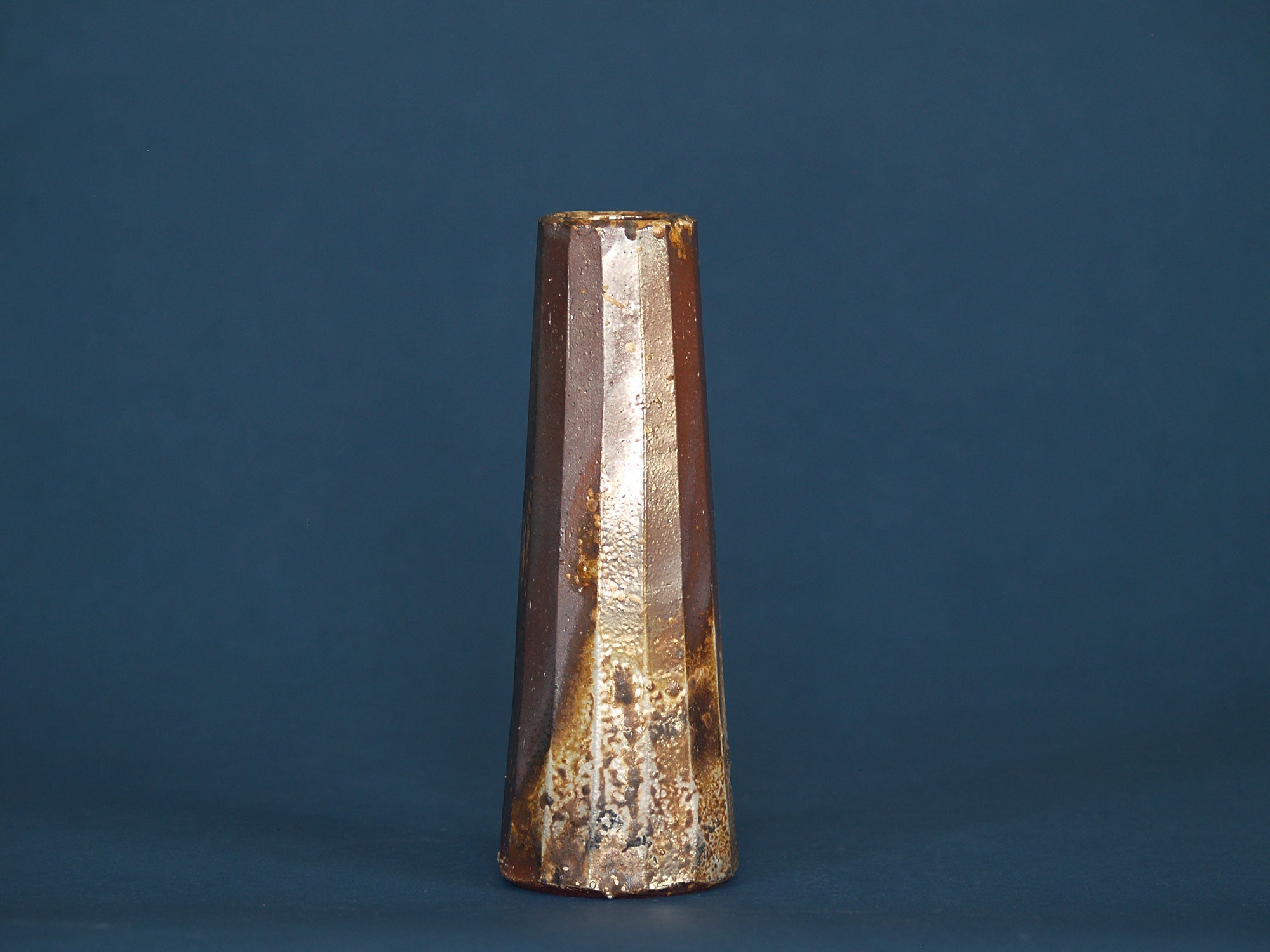 Vase Mentori de Mizutani Kiyoshi, Japon (vers 1980)..Chamfered Mentori Bizen ware vase by Mizutani Kiyoshi, Japan (ca. 1980)