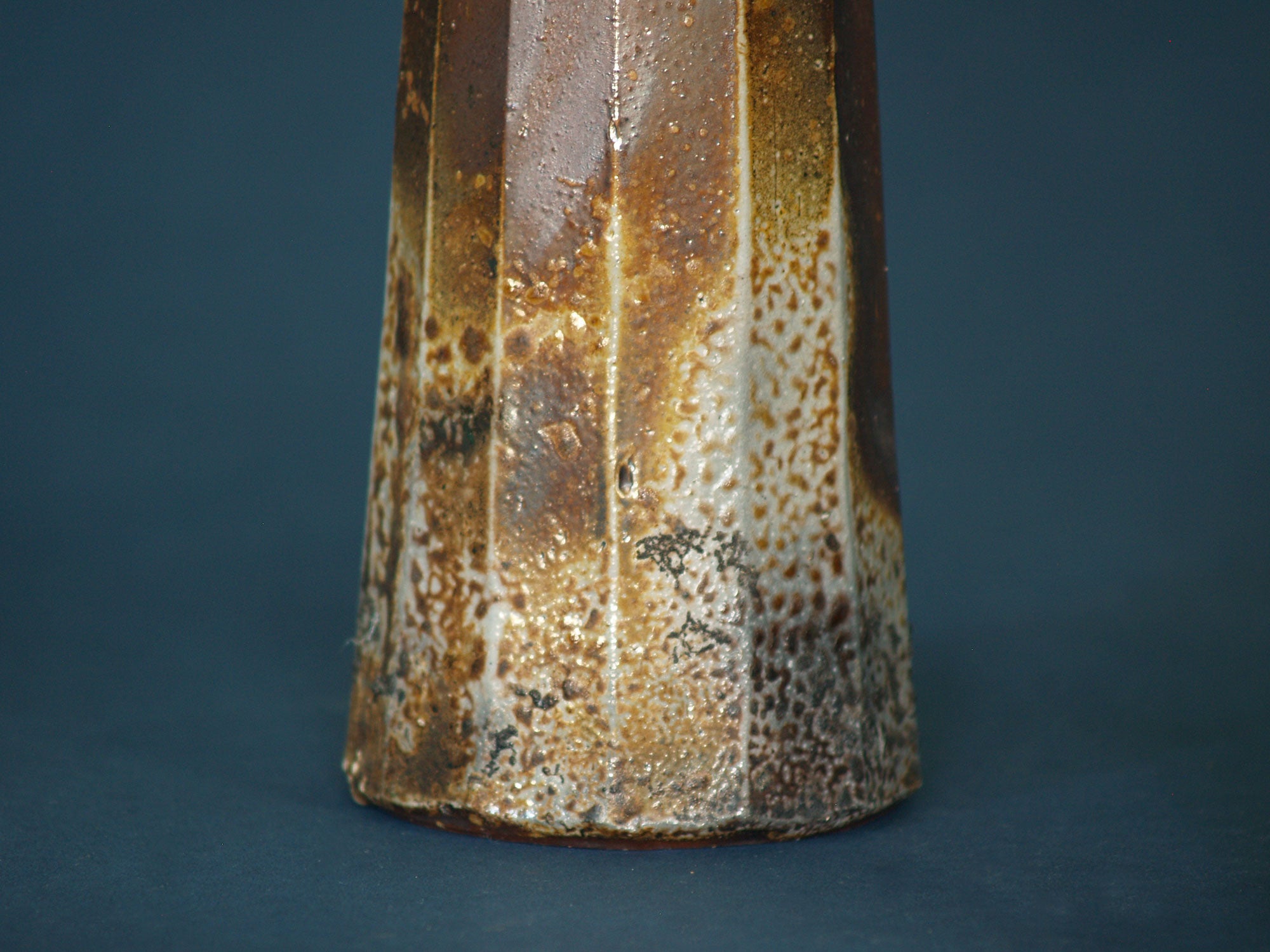 Vase Mentori de Mizutani Kiyoshi, Japon (vers 1980)..Chamfered Mentori Bizen ware vase by Mizutani Kiyoshi, Japan (ca. 1980)